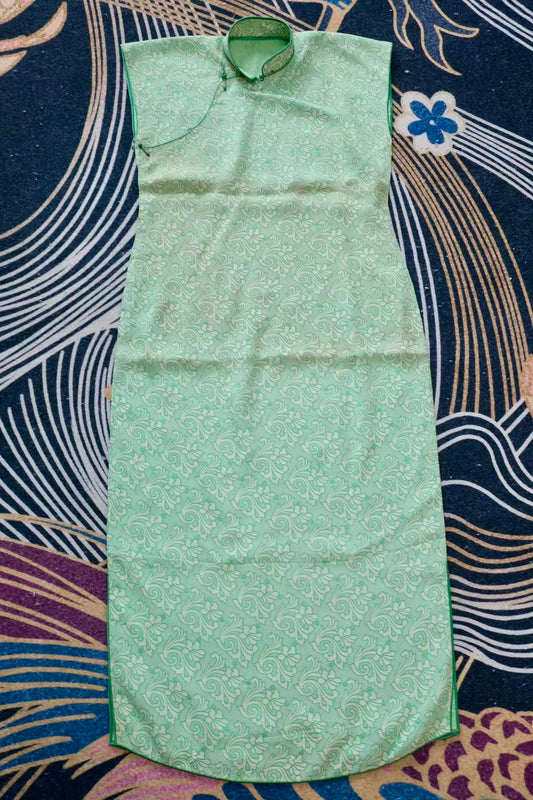 40年代 - 翠漪凝香：一件四十年代真丝提花旗袍的流光絮语 | 1940s - Emerald Ripples and Lingering Fragrance: Whispers of a 1940s Silk Jacquard Qipao