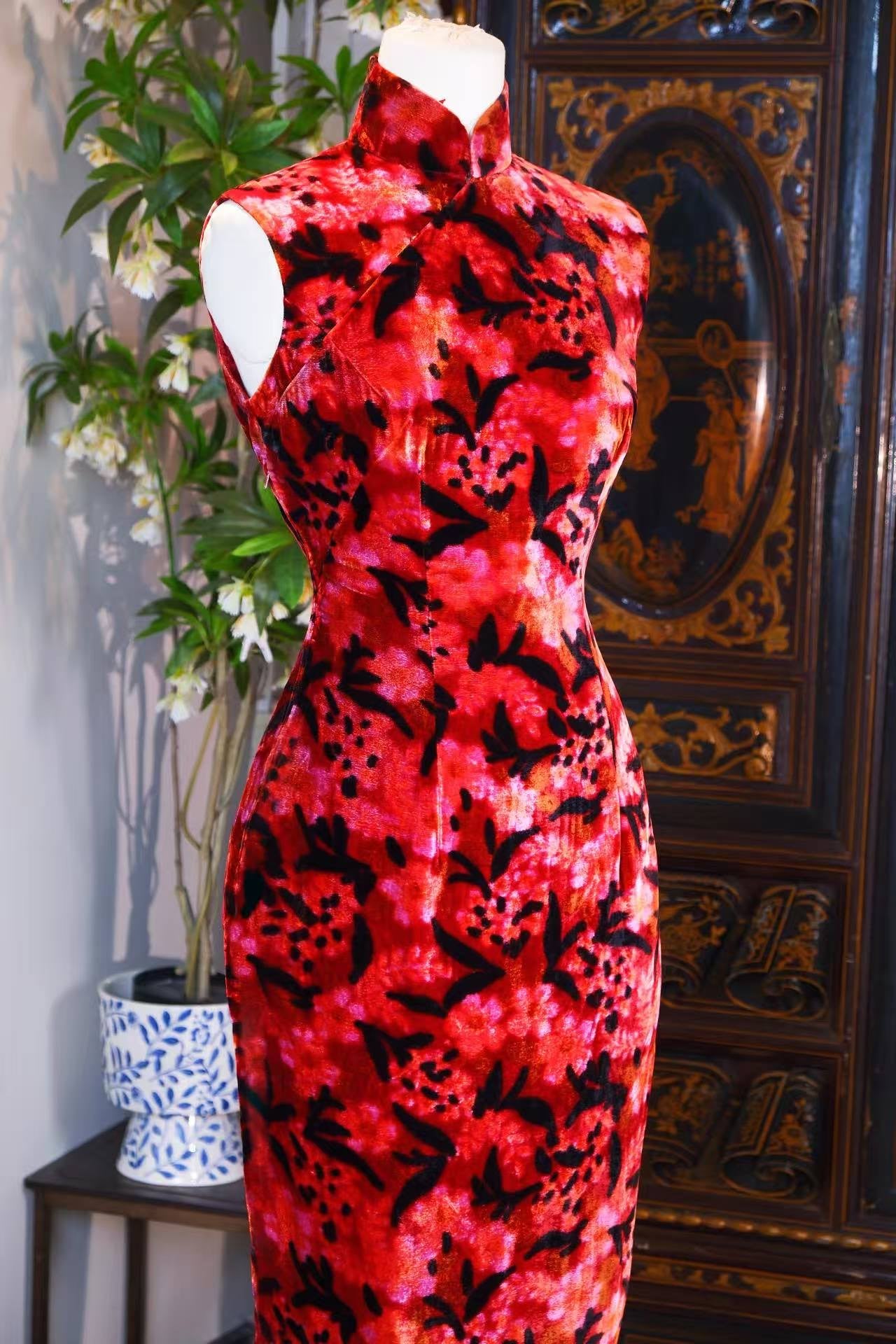 60年代 - 烬染朱华：台湾金丝绒印花旗袍的视觉诗学 | 1960s - The Cinder-Dyed Crimson Bloom: The Visual Poetics of a Vintage Taiwanese Velvet Print Cheongsam