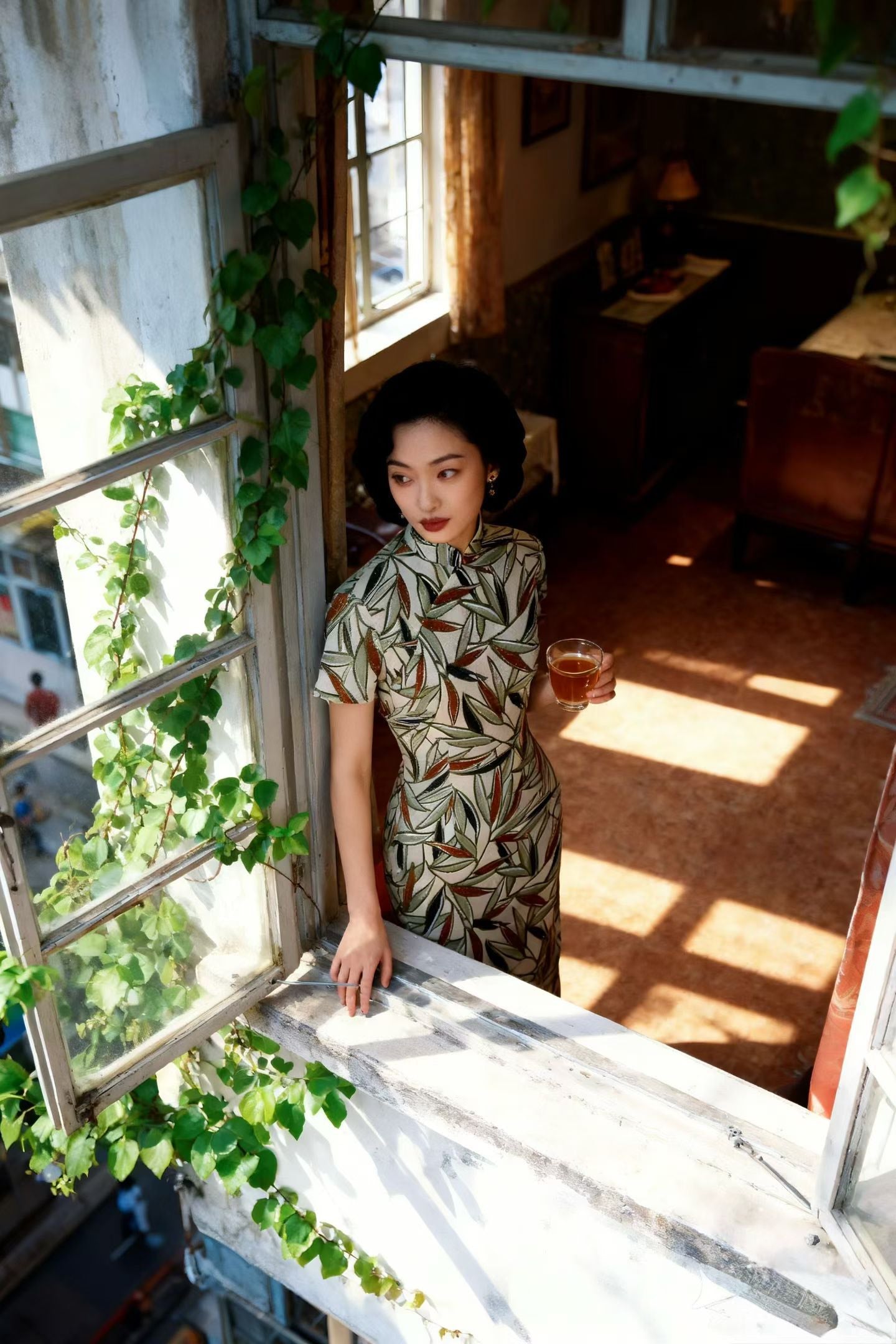 60年代 - 「潇湘竹韵」：六十年代织银三色竹纹古董港式旗袍 / 1960s - "Bamboo Rhyme of Xiaoxiang": A 1960s Hong Kong Vintage Qipao with Lurex-Woven Tri-Colour Bamboo Motif