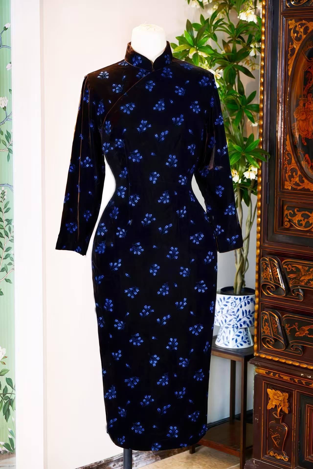 60年代 - 蓝焰诗性·六十年代台湾墨色天鹅绒手绘闪片写意古董旗袍 | 1960s - Blue Flame Poetics: 1960s Taiwan Dark Velvet Hand-Painted Sequin Freehand Vintage Cheongsam