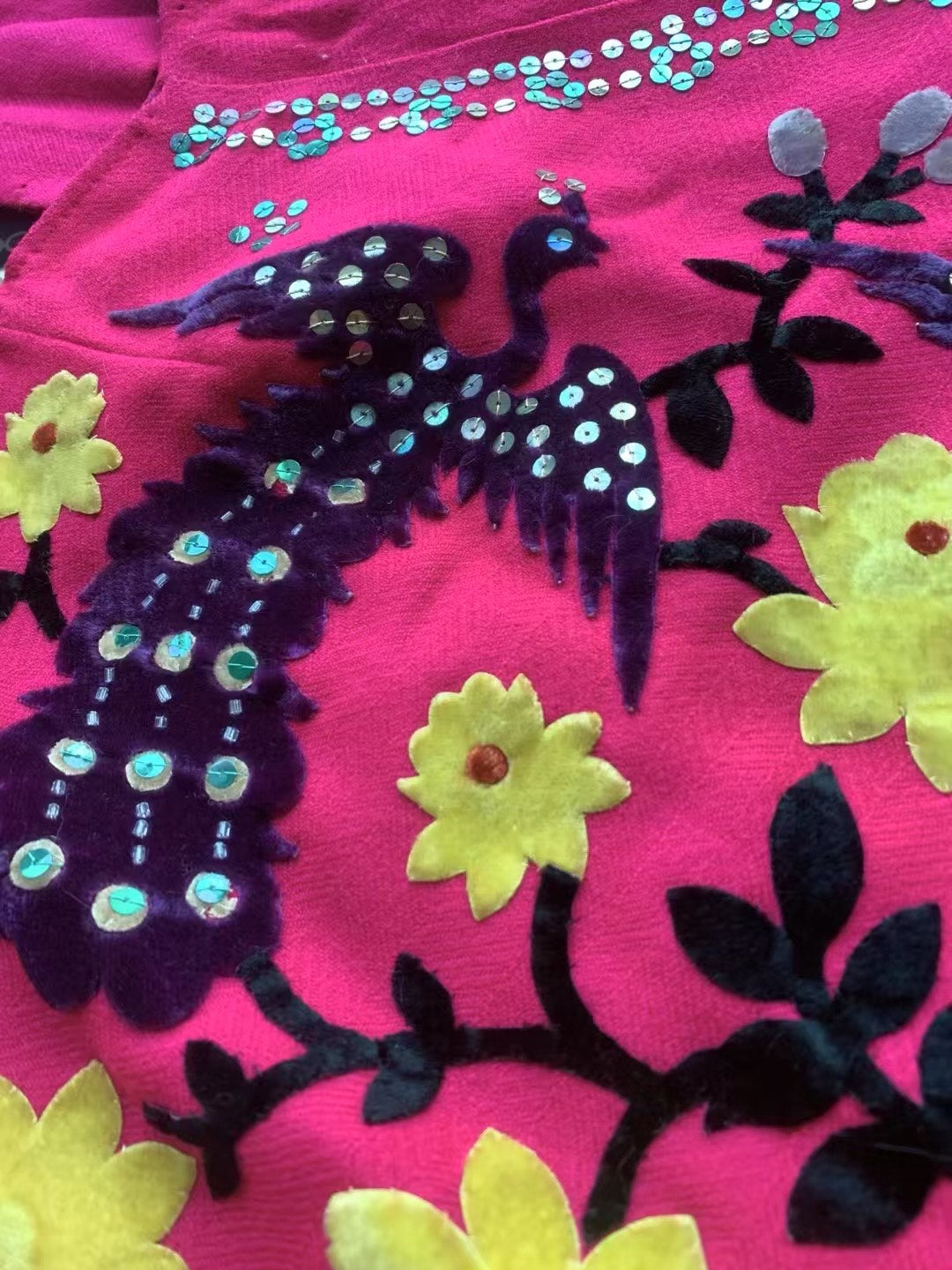 40年代 -【江宁博物馆典藏升级版】玫红凤舞：重工丝绒贴布亮片旗袍 | 1940s - "Nanjing Museum Upgrade": Fuchsia Phoenix Dance – Heavy Embellished Velvet Appliqué and Sequin Cheongsam