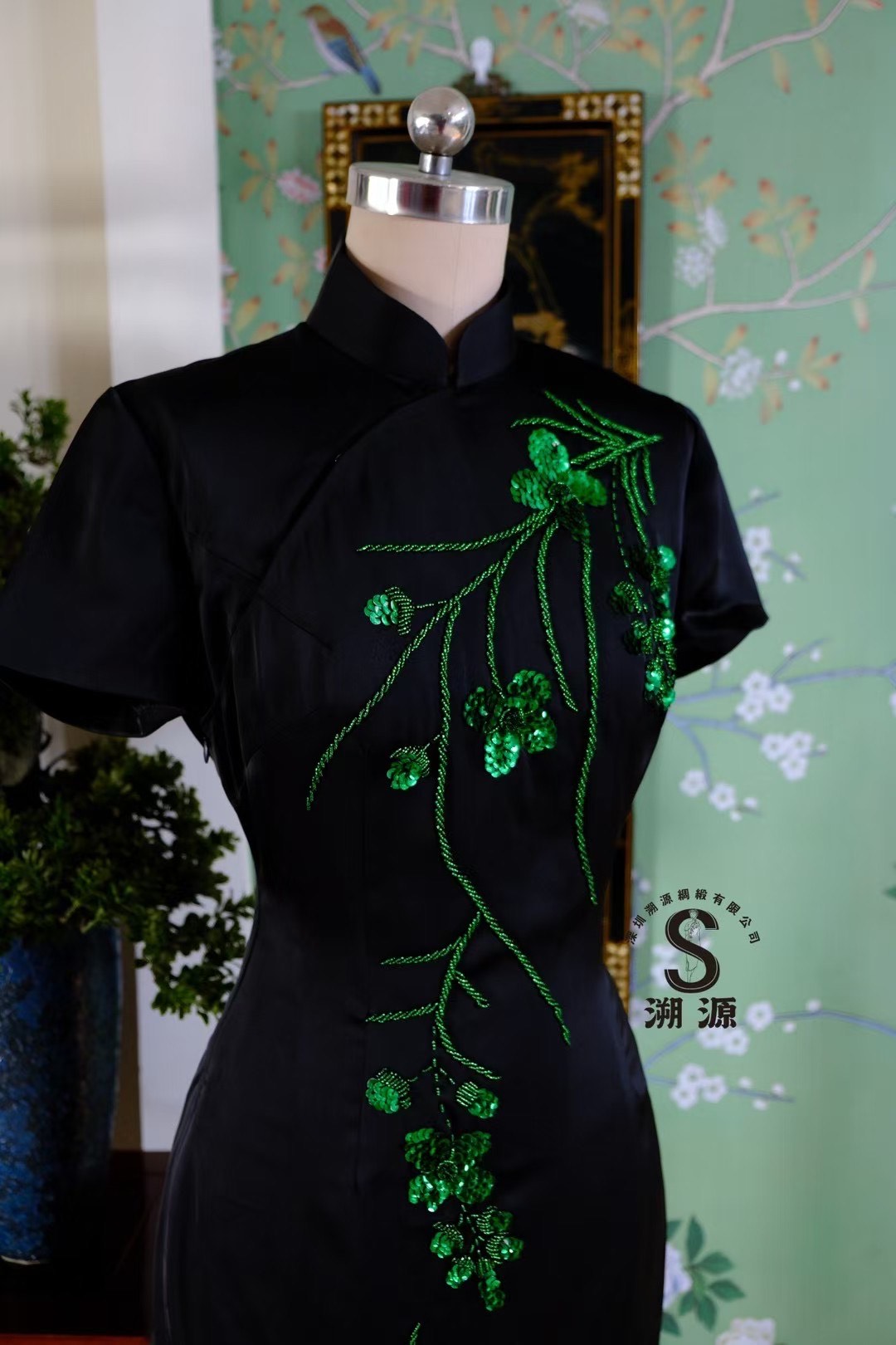 客订结缘 - 墨玉翠藤•黑缎祖母绿亮片刺绣短袖旗袍 |  Customized Design - Emerald Vine: Black Satin Cheongsam with Emerald Sequin & Beaded Embroidery