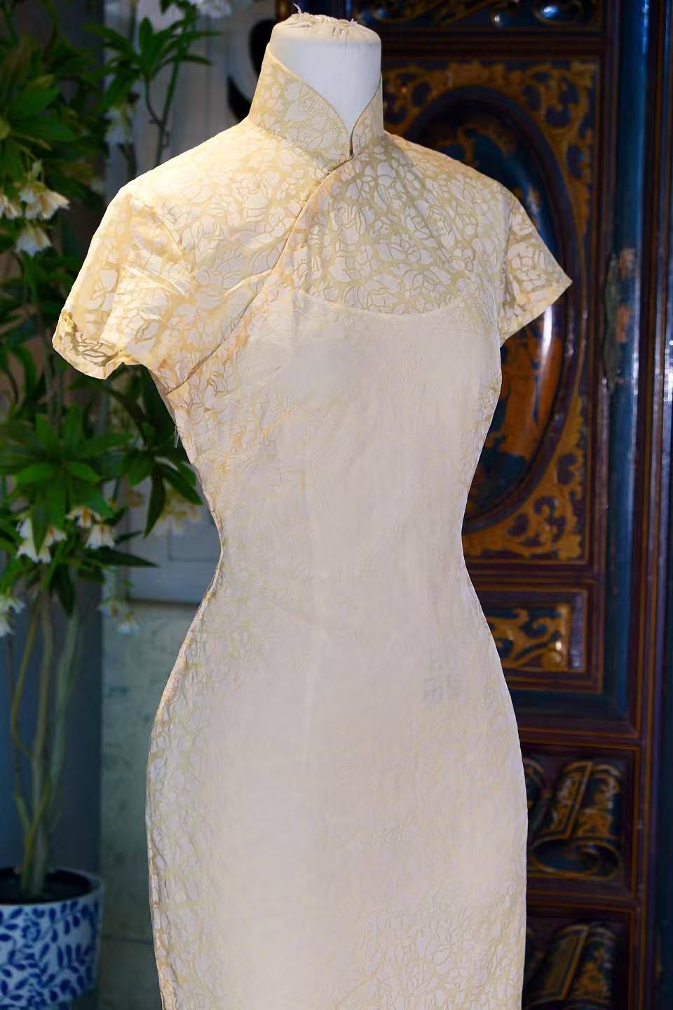 50 年代 - 凝脂映月·工笔写生意境鹅黄薄纱古董旗袍 | 1950s - Frozen Fat Reflecting the Moon: Vintage Goose Yellow Organza Cheongsam with Fine-Brushwork Rose Motif