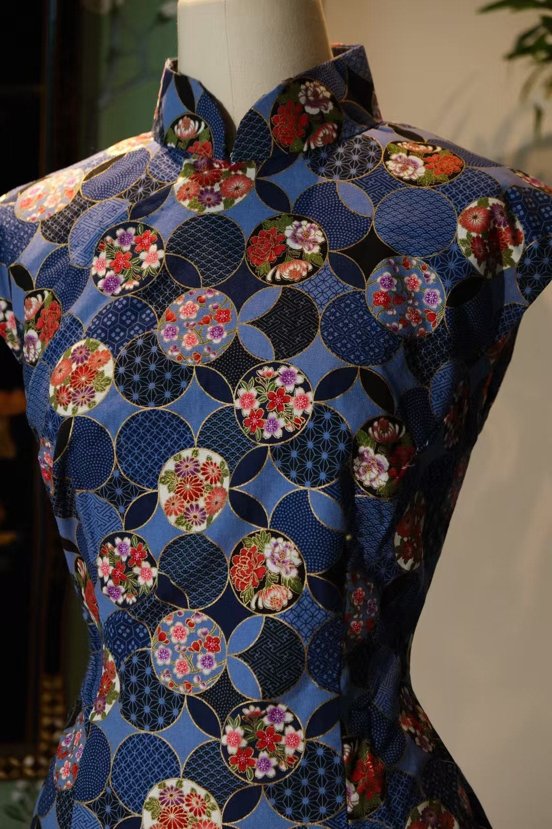 60年代 - 六零年代・和風描金・百花獻瑞・集結傳統紋樣的臺灣古董旗袍 / 1960s - The Sixties Taiwanese Heritage - Gold-Traced Nihonga-Style Qipao with Auspicious Traditional Motifs