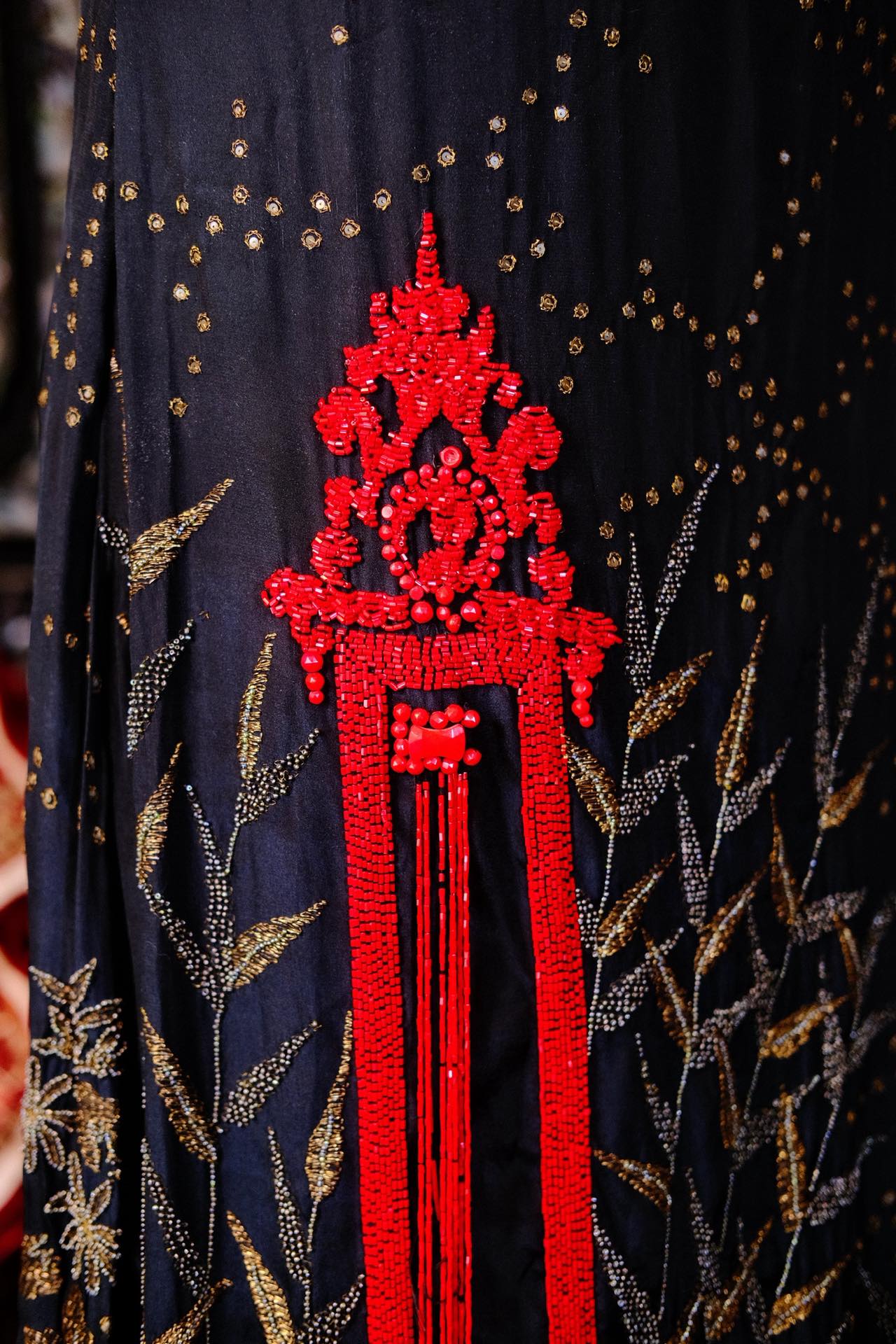 星夜流金：民国二十年代真丝法绣古董裙的“东西合璧” | Gilded Starry Night: An East-West Fusion of a 1920s Silk French-Embroidered Antique Dress