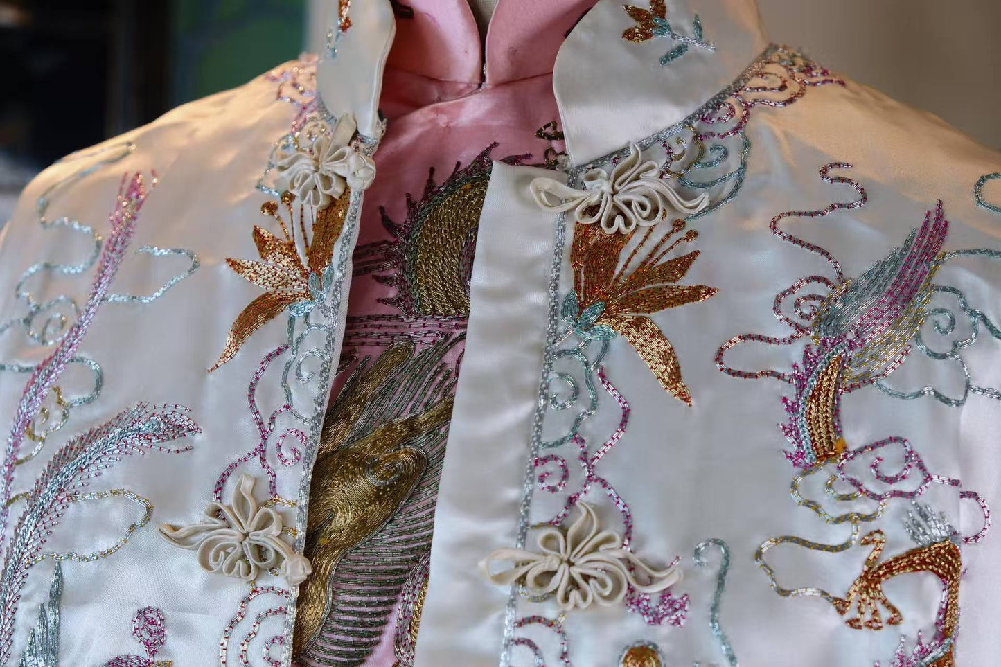 50年代 - 五十年代梅花牌龙凤呈祥旗袍短褂套装：粤绣盘金绣技艺与东方美学的古董遗珍 | 1950s - 1950s "Plum Blossom" Brand Dragon &amp; Phoenix Suit: An Archival Treasure of Yue Embroidery and Oriental Aesthetics