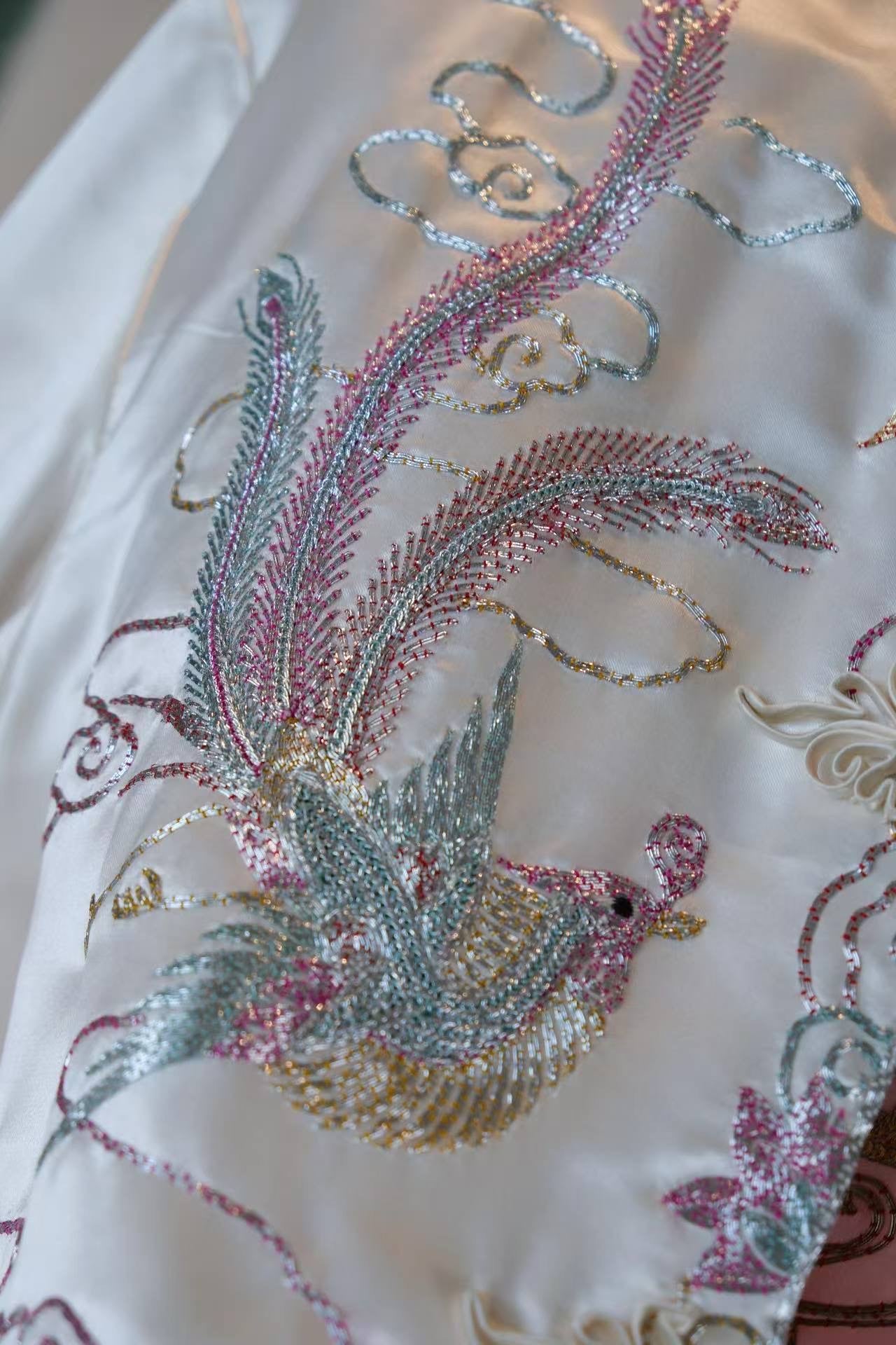 50年代 - 五十年代梅花牌龙凤呈祥旗袍短褂套装：粤绣盘金绣技艺与东方美学的古董遗珍 | 1950s - 1950s "Plum Blossom" Brand Dragon &amp; Phoenix Suit: An Archival Treasure of Yue Embroidery and Oriental Aesthetics