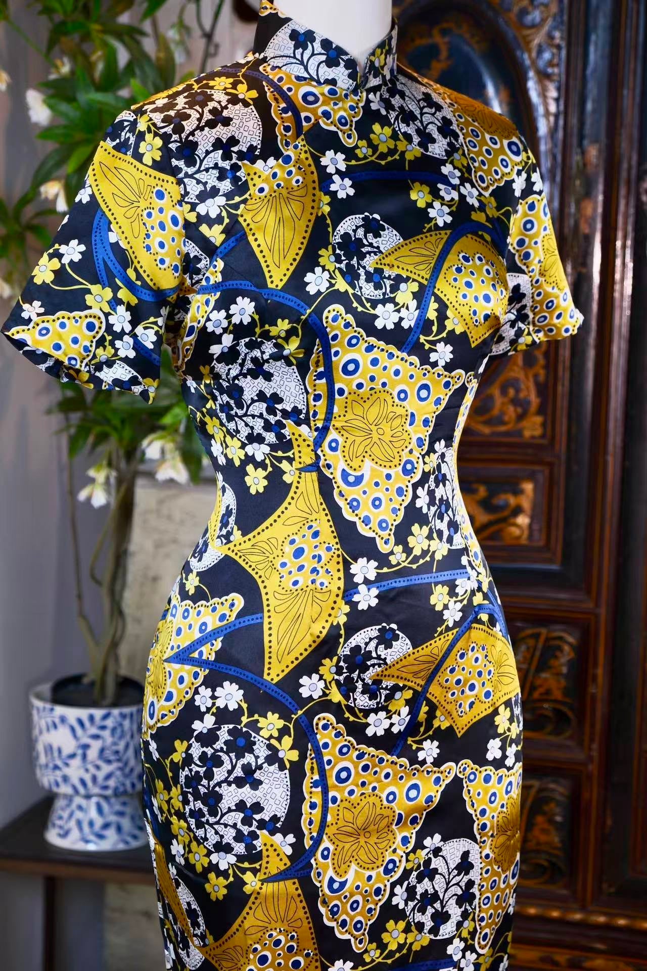 60年代 - 六十年代和风印花台湾古董旗袍：织锦上的东方美学史诗 | 1960s - A 1960s Wafuku-Print Taiwanese Antique Cheongsam: An Oriental Aesthetic Epic in Brocade