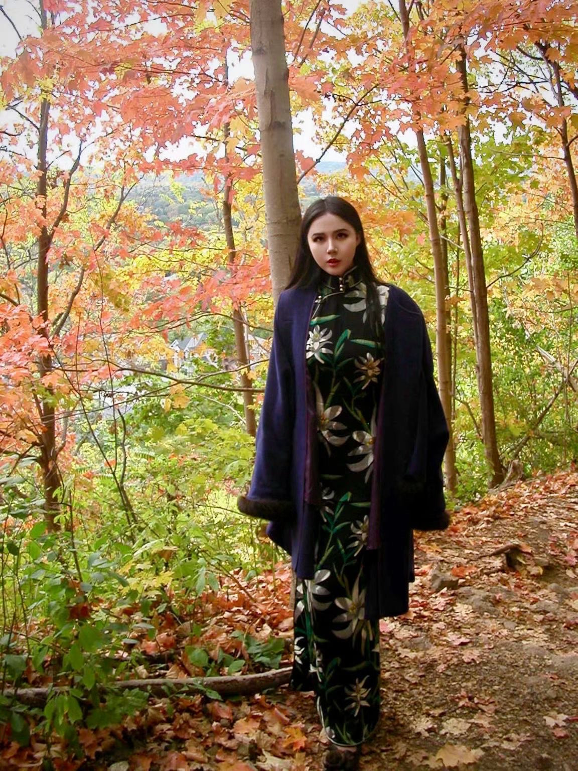 客订结缘 - 秋日幽兰：墨黑底色幽兰花卉印花高领旗袍长裙搭配复古佩斯利纹羊绒流苏披肩 / Customized Design - Autumn Solitude Orchid: Black Base Phalaenopsis Print Modern High-Collar Qipao Maxi Dress Paired with Vintage Paisley Cashmere Tassel Shawl