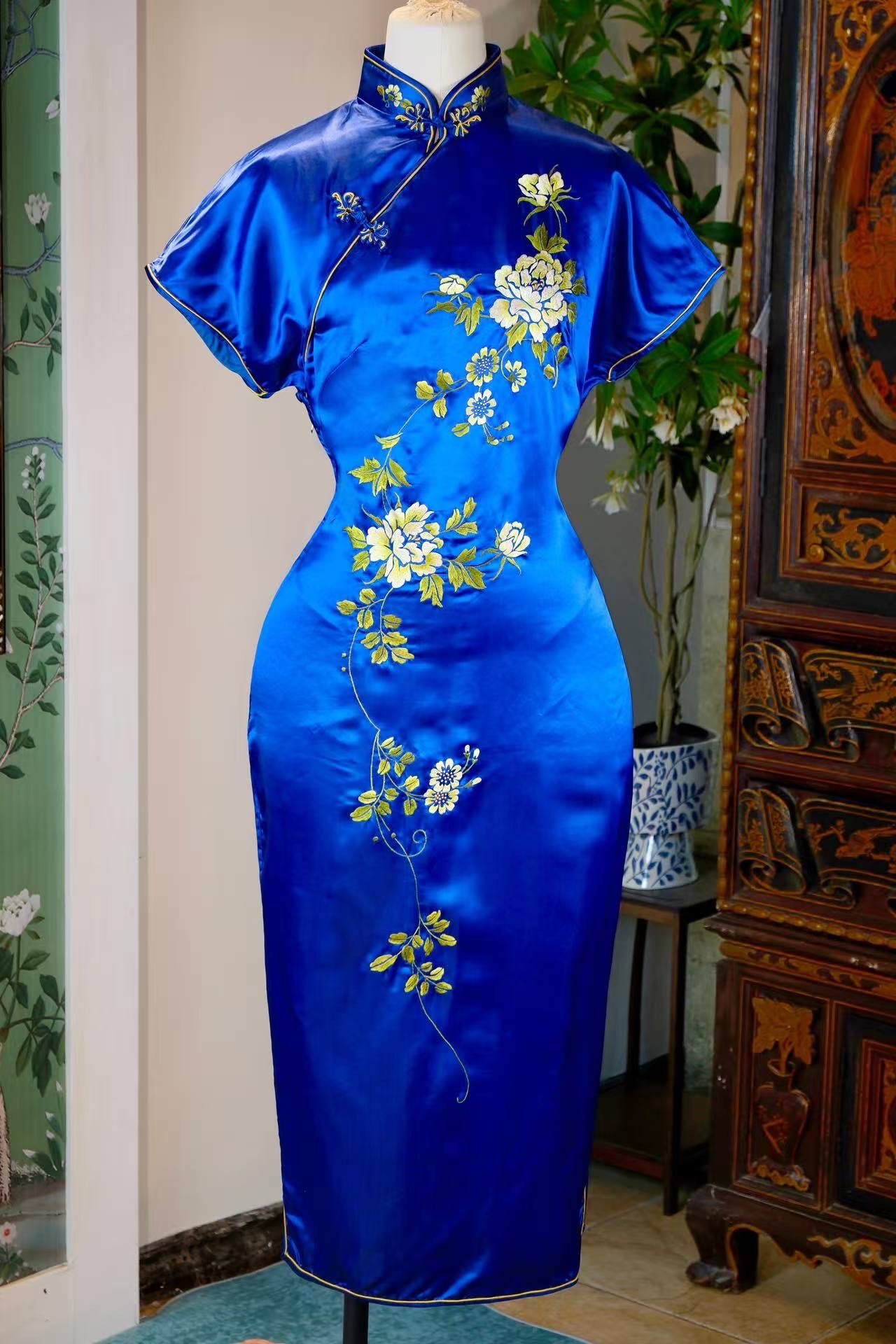 60年代 - 香江绮梦：上世纪六十年代香港产苏绣真丝花扣旗袍 | 1960s - The Splendor of Fragrant River: A Mid-1960s Hong Kong Antique Su-Style Embroidered Silk Qipao