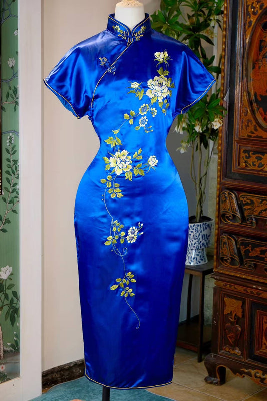 60年代 - 香江绮梦：上世纪六十年代香港产苏绣真丝花扣旗袍 | 1960s - The Splendor of Fragrant River: A Mid-1960s Hong Kong Antique Su-Style Embroidered Silk Qipao