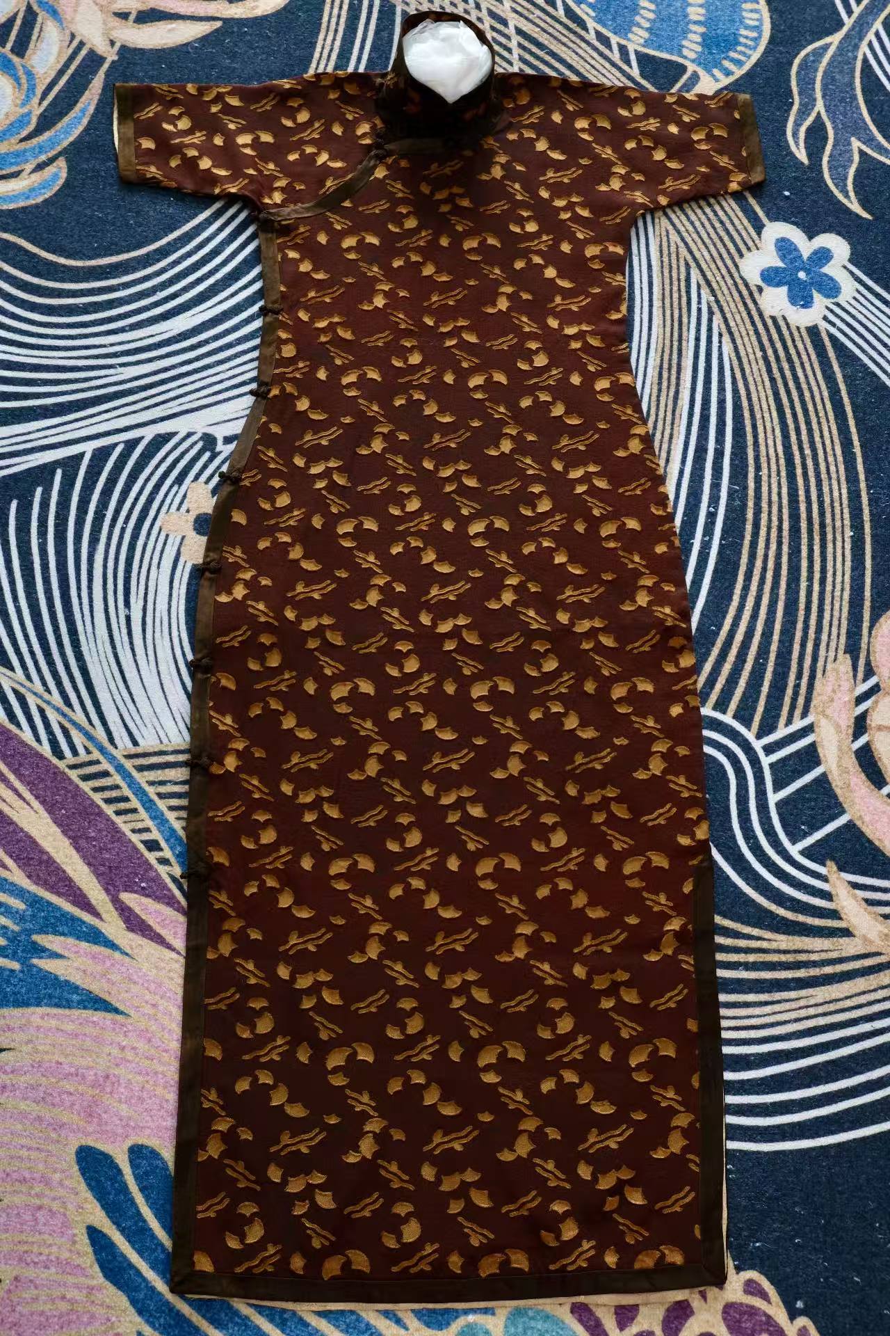 30年代 -  寿山桃影，几何意象：三十年代 Art Deco 寿桃纹提花旗袍 | 1930s - The Geometry of Longevity: A 1930s Art Deco "Longevity Peach" Qipao