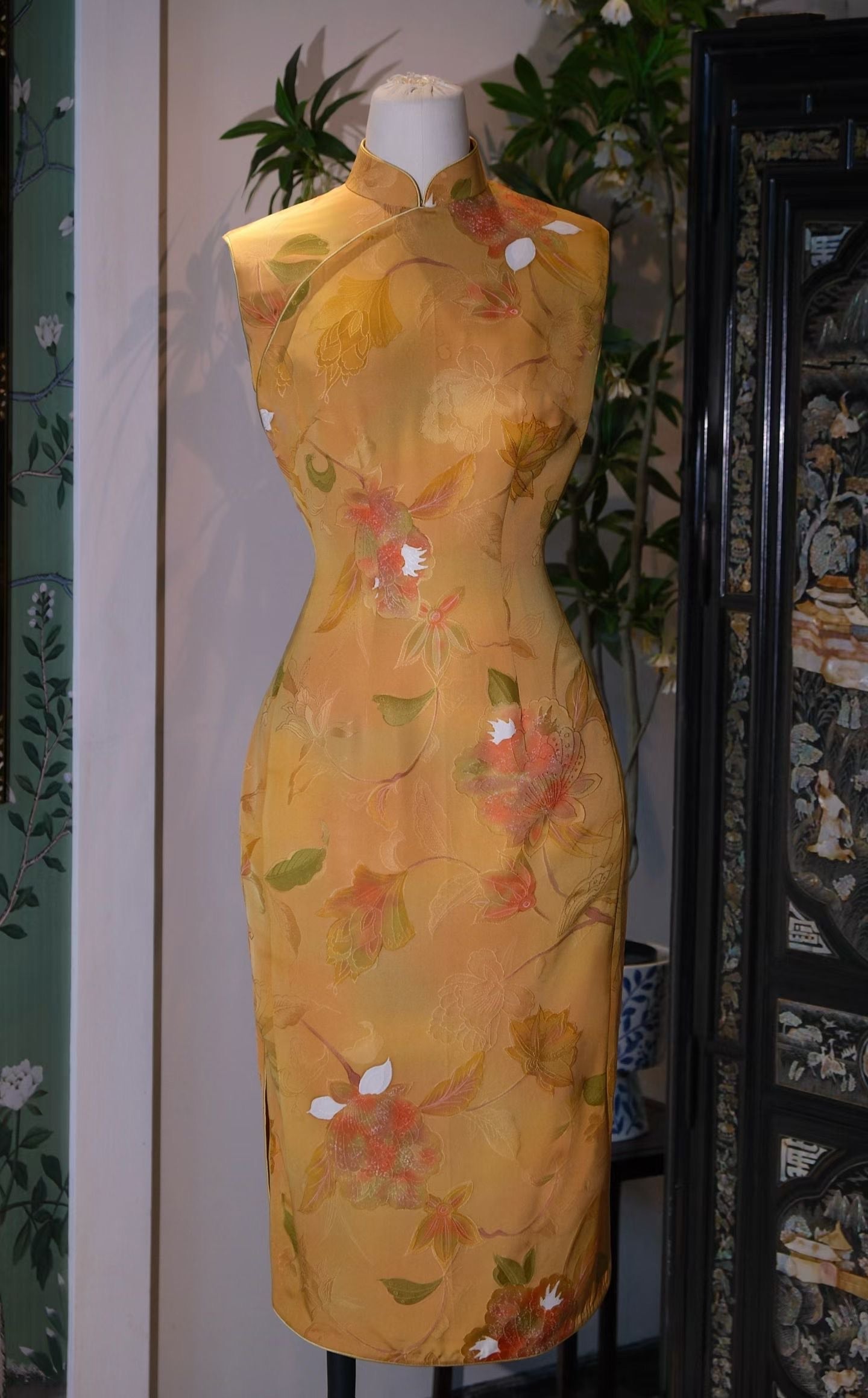 客定结缘- 金黃底色水墨感花卉印花，修身無袖絲光中長款旗袍 / Sold Out- Midi-Length Fitted Qipao in Golden Yellow Silky Fabric with Watercolor Floral Print