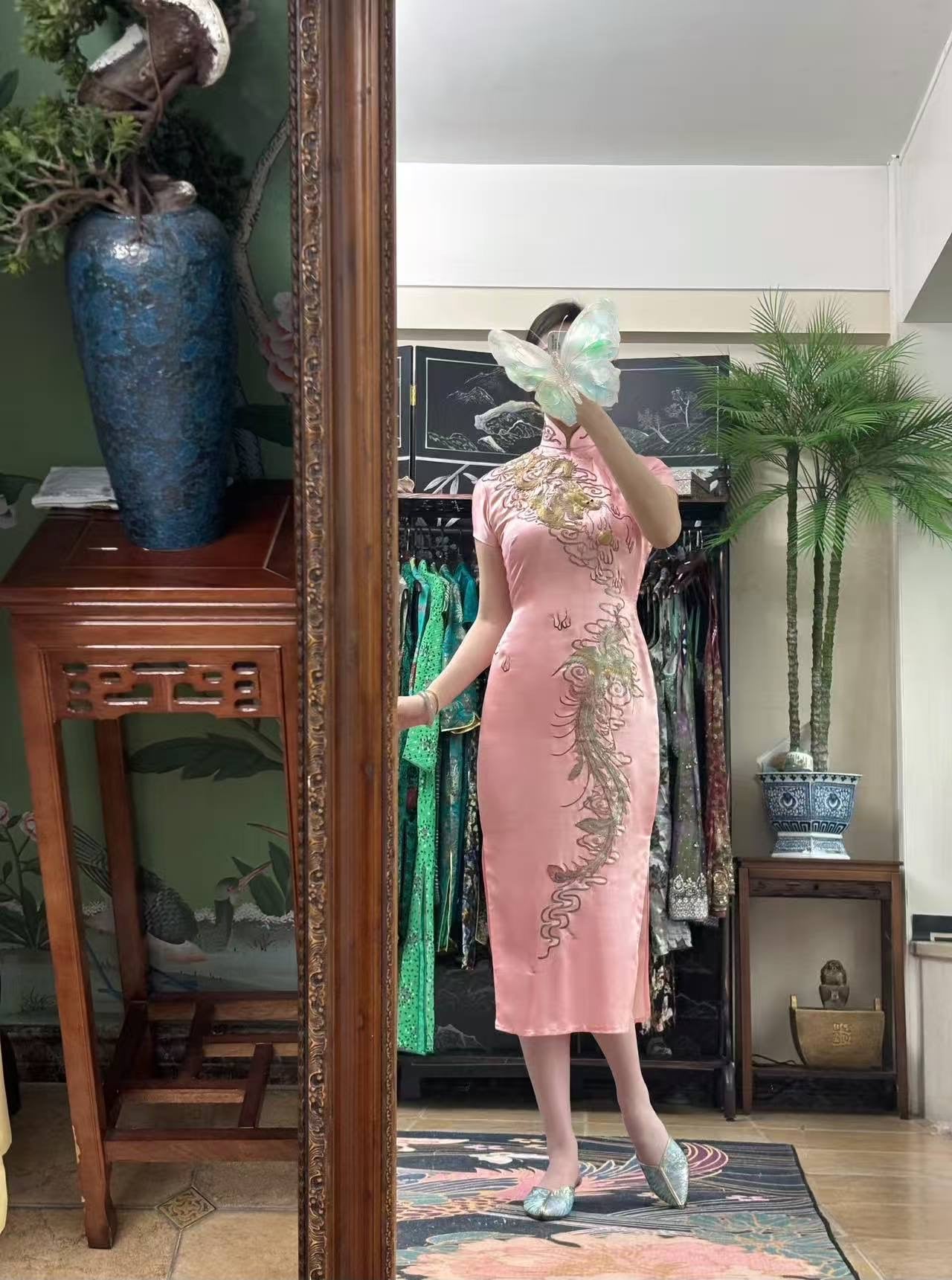 50年代 - 五十年代梅花牌龙凤呈祥旗袍短褂套装：粤绣盘金绣技艺与东方美学的古董遗珍 | 1950s - 1950s "Plum Blossom" Brand Dragon &amp; Phoenix Suit: An Archival Treasure of Yue Embroidery and Oriental Aesthetics