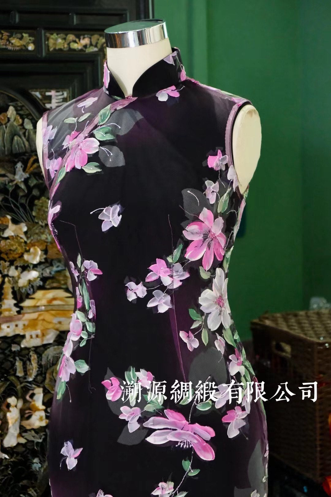 客定结缘 - Ruffo Coli 高定手工彩绘欧根纱薄纱无袖旗袍：《暗夜繁星·樱华蝶舞》| Customized Design -  Ruffo Coli Hand-Painted Haute Couture Organza Qipao: “Night Bloom Starfall – The Cherry Blossom Butterfly Dance”