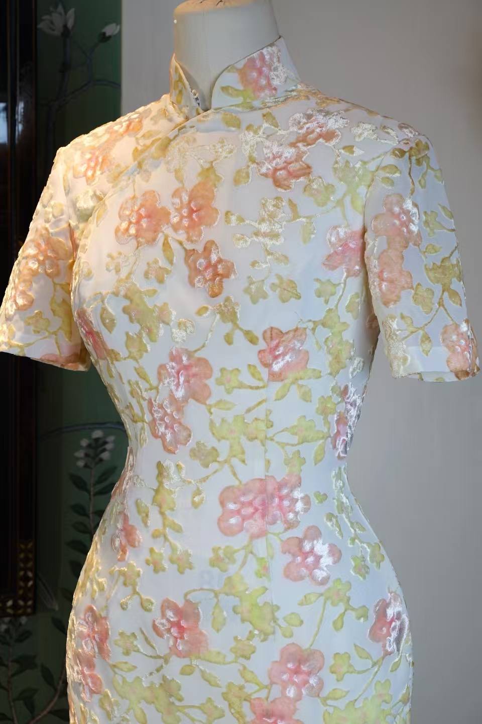 60年代 - 六十年代烧花丝绒手绘晕染台湾产古董旗袍 | 1960s - 1960s Taiwanese Antique Qipao: Burn-out Velvet with Hand-Painted Gradient