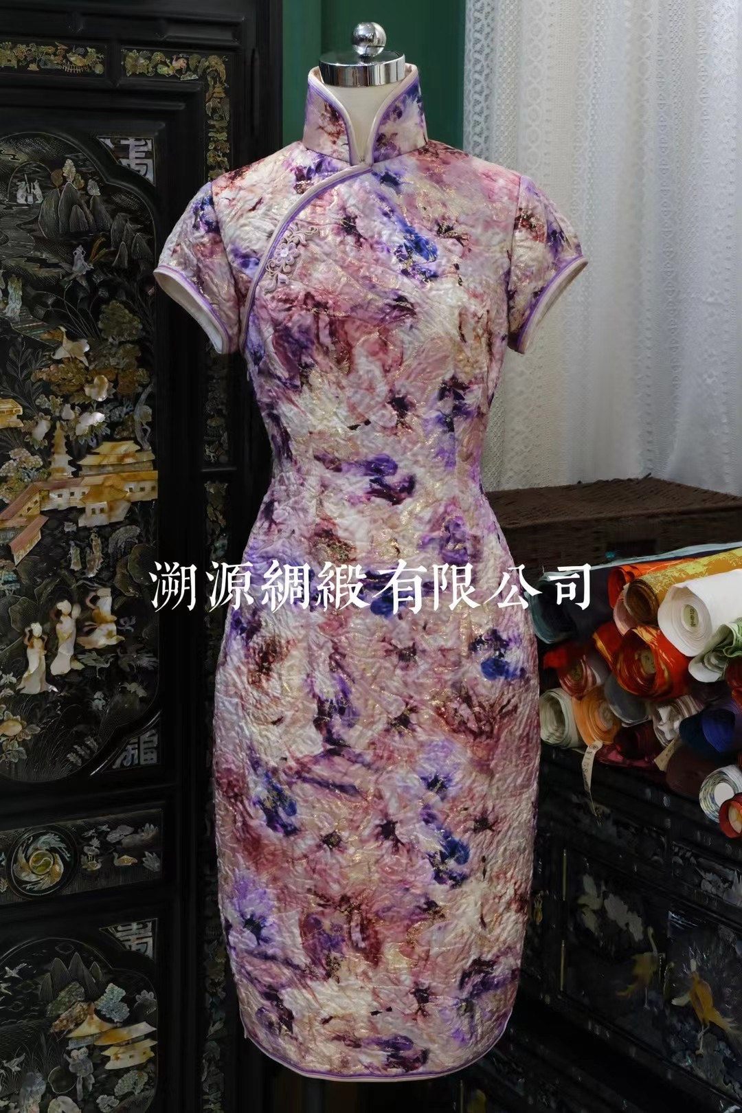 客定结缘 - Ruffo Coli 真丝织金肌理感·晕染抽象花卉纹·雅致粉紫色系·中式立领盘扣短袖旗袍 | Customized Design - Ruffo Coli Textured Silk Woven Gold, Watercolor Abstract Floral Pattern, Elegant Pink-Purple Tones, Chinese Mandarin Collar Knot-Button Short-Sleeve Qipao