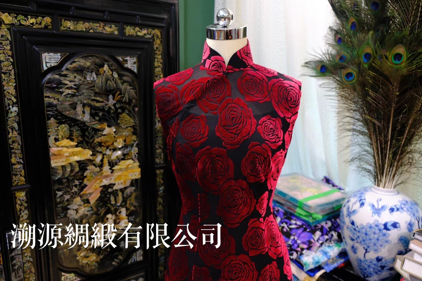 客定结缘 - 暗夜烈焰：红丝绒玫瑰无袖旗袍 | Customized Design - Midnight Inferno: Red Velvet Rose Sleeveless Qipao