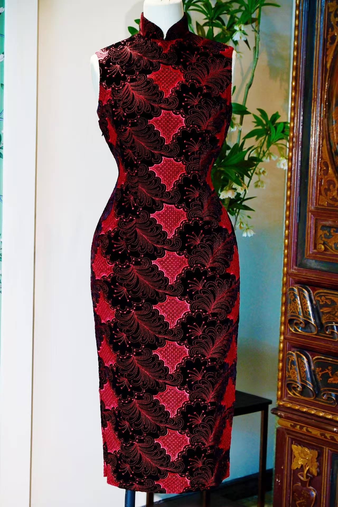 60年代 - 香港黑缎绒地海浪纹古董旗袍：ArtDeco东方转译的织绣孤本 | 1960s - A Vintage 1960s Hong Kong Cheongsam in Black Velvet with Scarlet Sea-Wave Embroidery