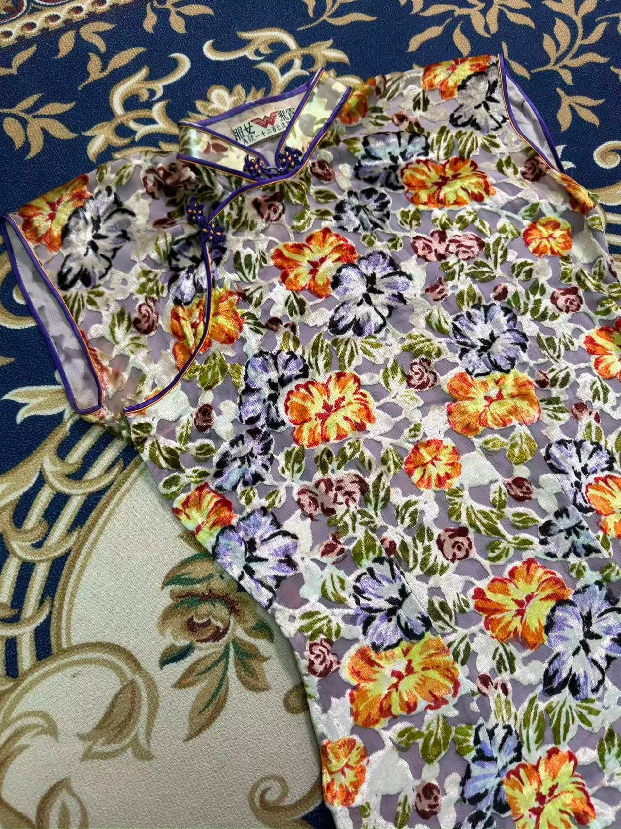 40年代 - 1940年代海派名店“霞飞女服”出品：藕色地烧花丝绒牵牛花纹印花旗袍（张信哲先生珍藏）| 1940s -  A 1940s Haipai Masterpiece by Avenue Joffre Ladies' Wear：Devoré Velvet Qipao with Morning Glory Print (The Jeff Chang Collection)