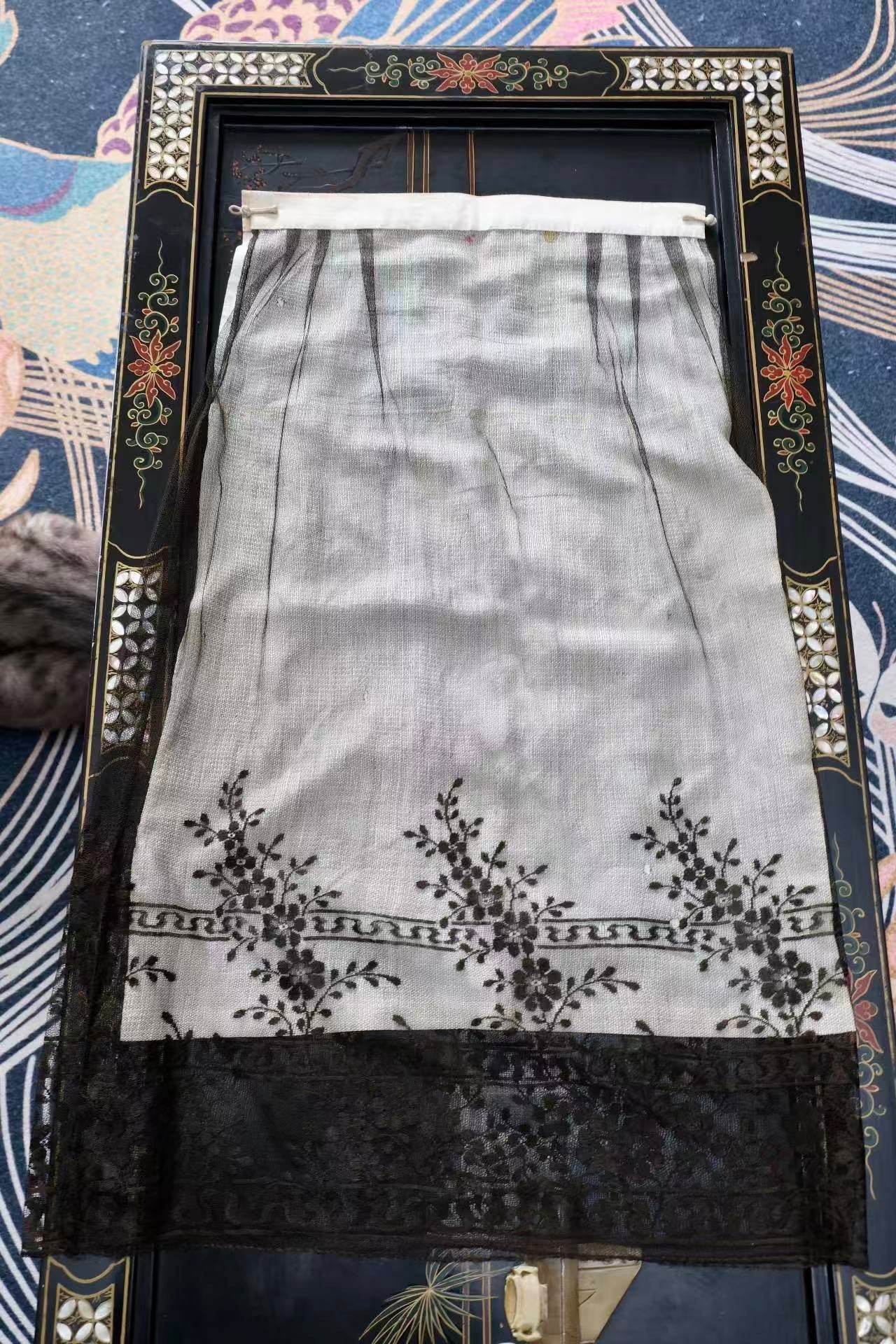 20年代 - 二十世紀 20 年代新藝術風格燒花絲絨上衣配手工法國蕾絲筒裙套裝 | 1920s - 1920s Art Nouveau Devoré Velvet Top and Handmade French Lace Column Skirt Set