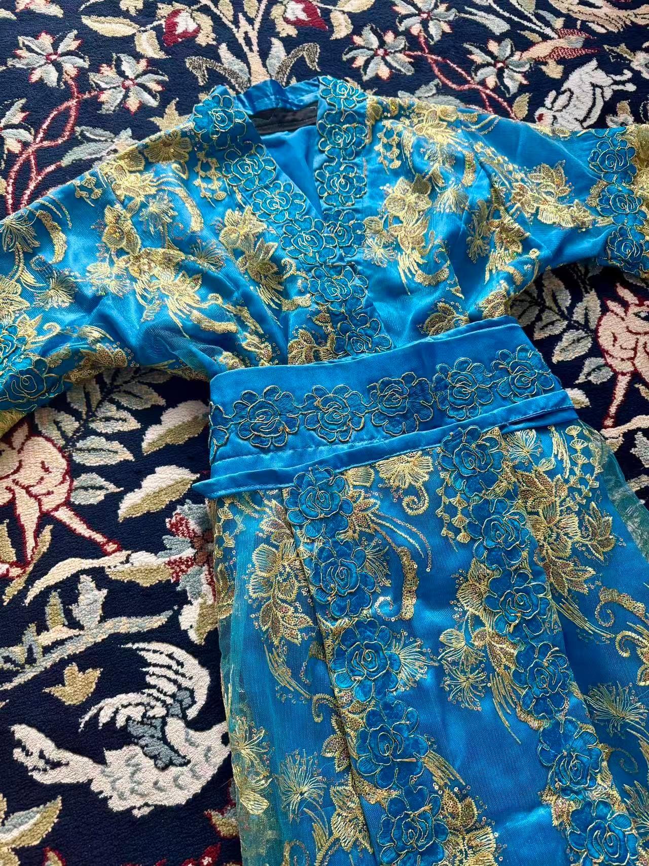 “金莲映月 · 邵氏遗珠” —— 六十年代宝蓝盘金绣莲蕾丝古董戏服 | "Gilded Lotus over Azure Seas" —— A 1960s Shaw Brothers Studio Archive: Bespoke Couching Embroidery & Lace Costume