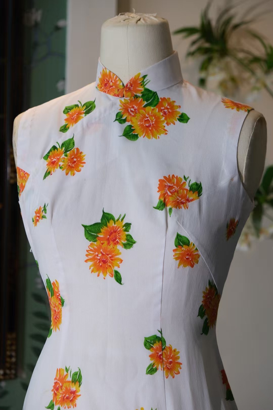 60年代 -【维港晨雾・花语】1960s 港工复古无袖旗袍 | 纯白底弗朗菊印花简洁修身中长款 | 1960s - 【Victoria Harbour Mist・Floral Whisper】1960s Hong Kong Craft Vintage Sleeveless Qipao | Pure White Base with Chrysanthemum Print Slim Midi Dress