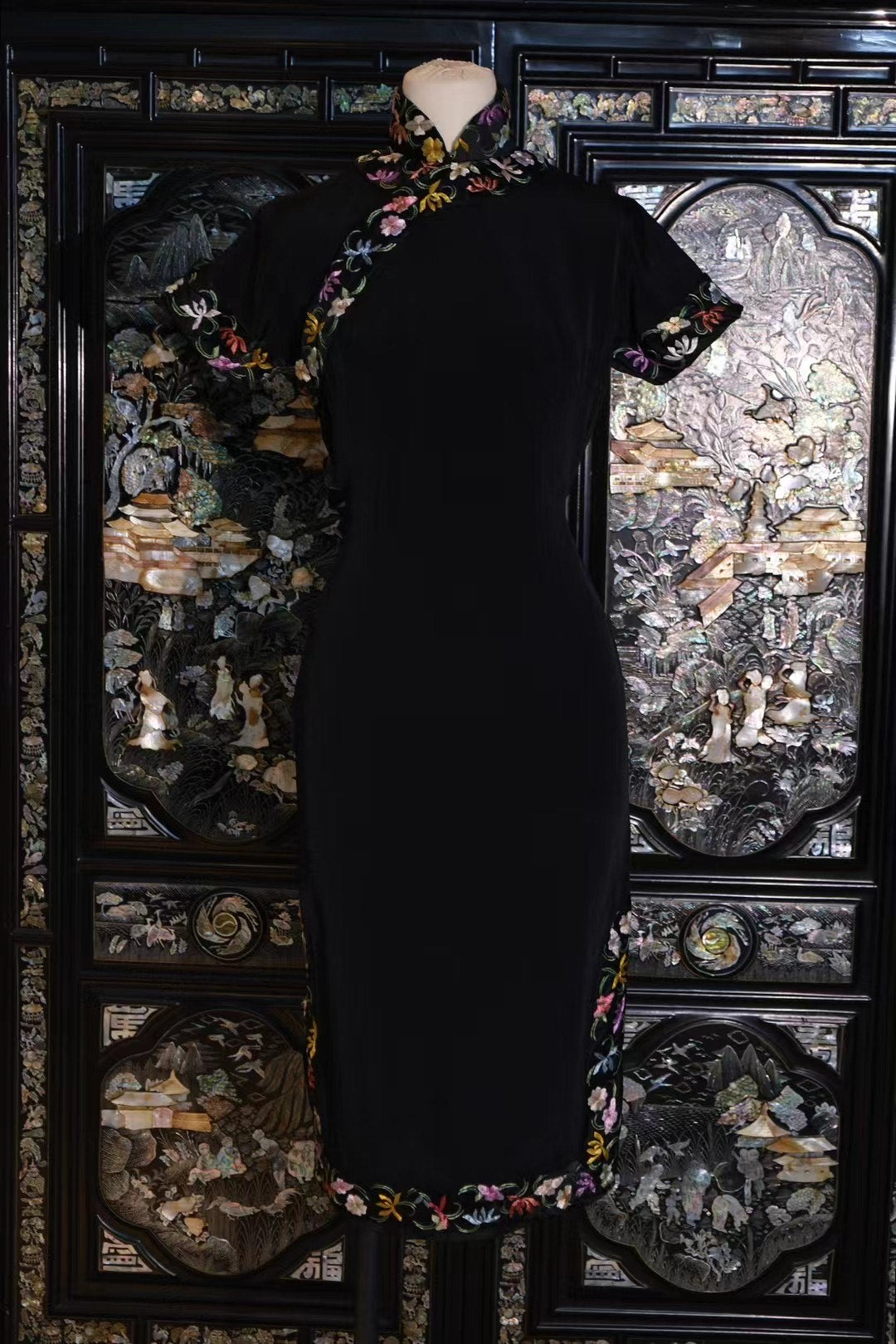 50年代 - 墨色莊重・彩色蘇繡・絲絨寬绲・立體三角腰精品老旗袍 / 1950s - Solemn Ink - Vibrant Suzhou Embroidery - Wide Velvet Trim - Structured Triangle Waist Antique Qipao