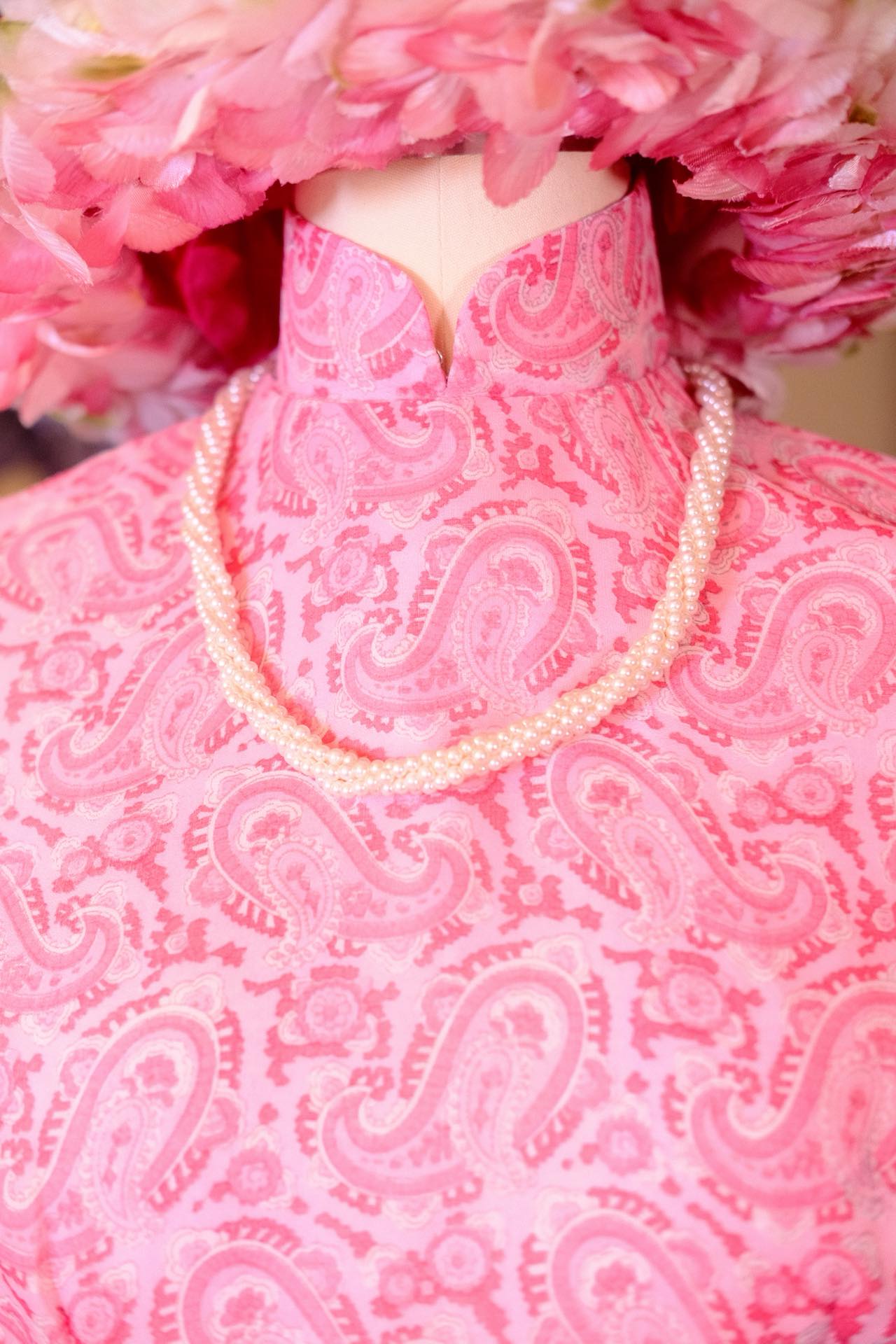 60年代 - 粉色佩斯利：雪纺里的浪漫诗篇 | 1960s - Pink Paisley: A Romantic Poem Rendered on Chiffon