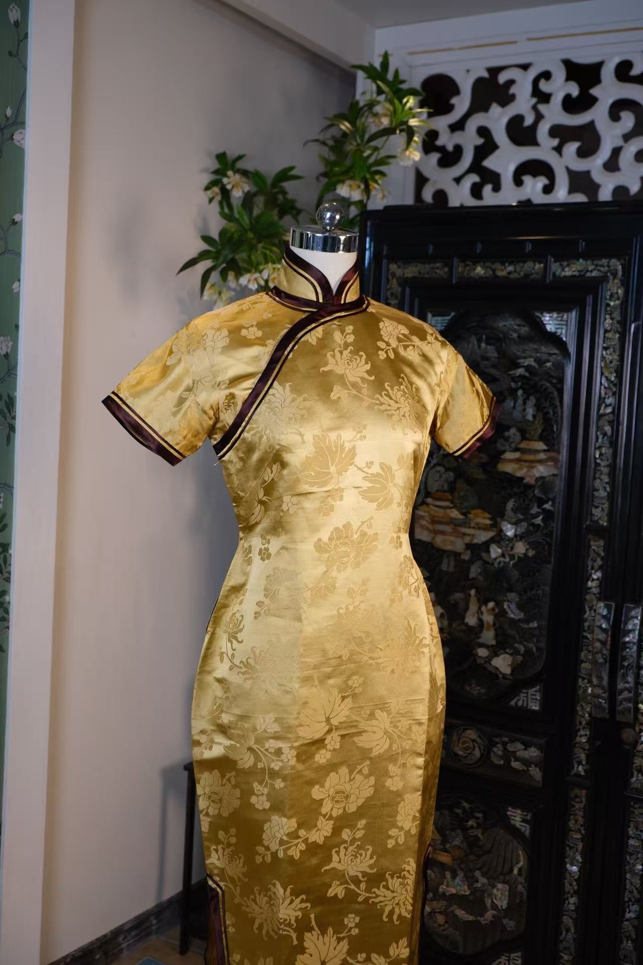 50年代 -【乐怡芳华】民国摹本缎·三角花瓶底 港式宽绲撞色旗袍 | 1950s -【Le-Yi's Golden Bloom】Vintage-Inspired Damask Qipao: Hong Kong-Style Geometric Waist with Broad Contrast Piping