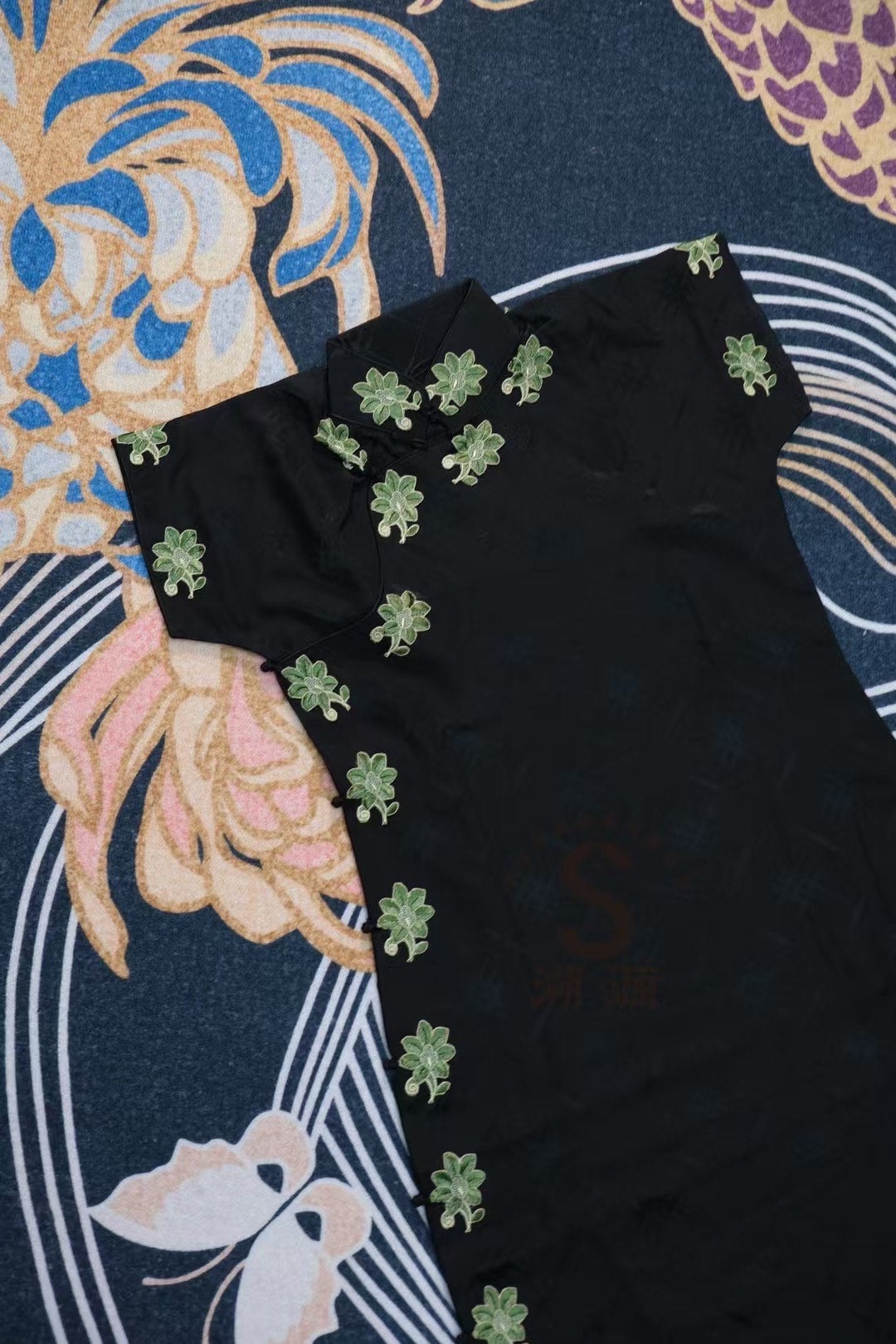 30年代 -【Art Deco民国袍】午夜星辰：几何暗纹绿萼梅刺绣旗袍 | 1930s - "Midnight Stardust": The Art Deco Geometric Silk Cheongsam with Green Blossom Embroidery