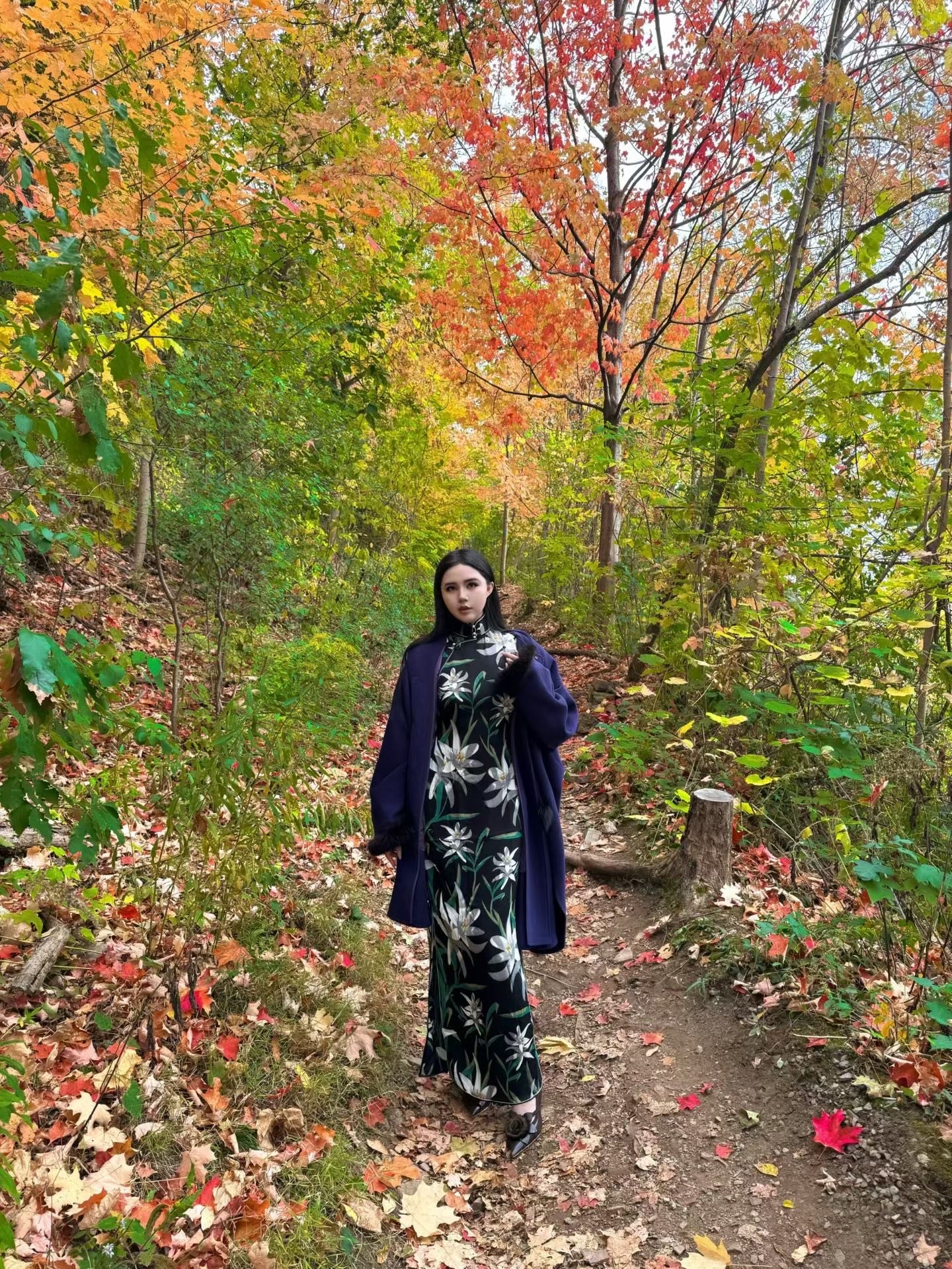 客订结缘 - 秋日幽兰：墨黑底色幽兰花卉印花高领旗袍长裙搭配复古佩斯利纹羊绒流苏披肩 / Customized Design - Autumn Solitude Orchid: Black Base Phalaenopsis Print Modern High-Collar Qipao Maxi Dress Paired with Vintage Paisley Cashmere Tassel Shawl