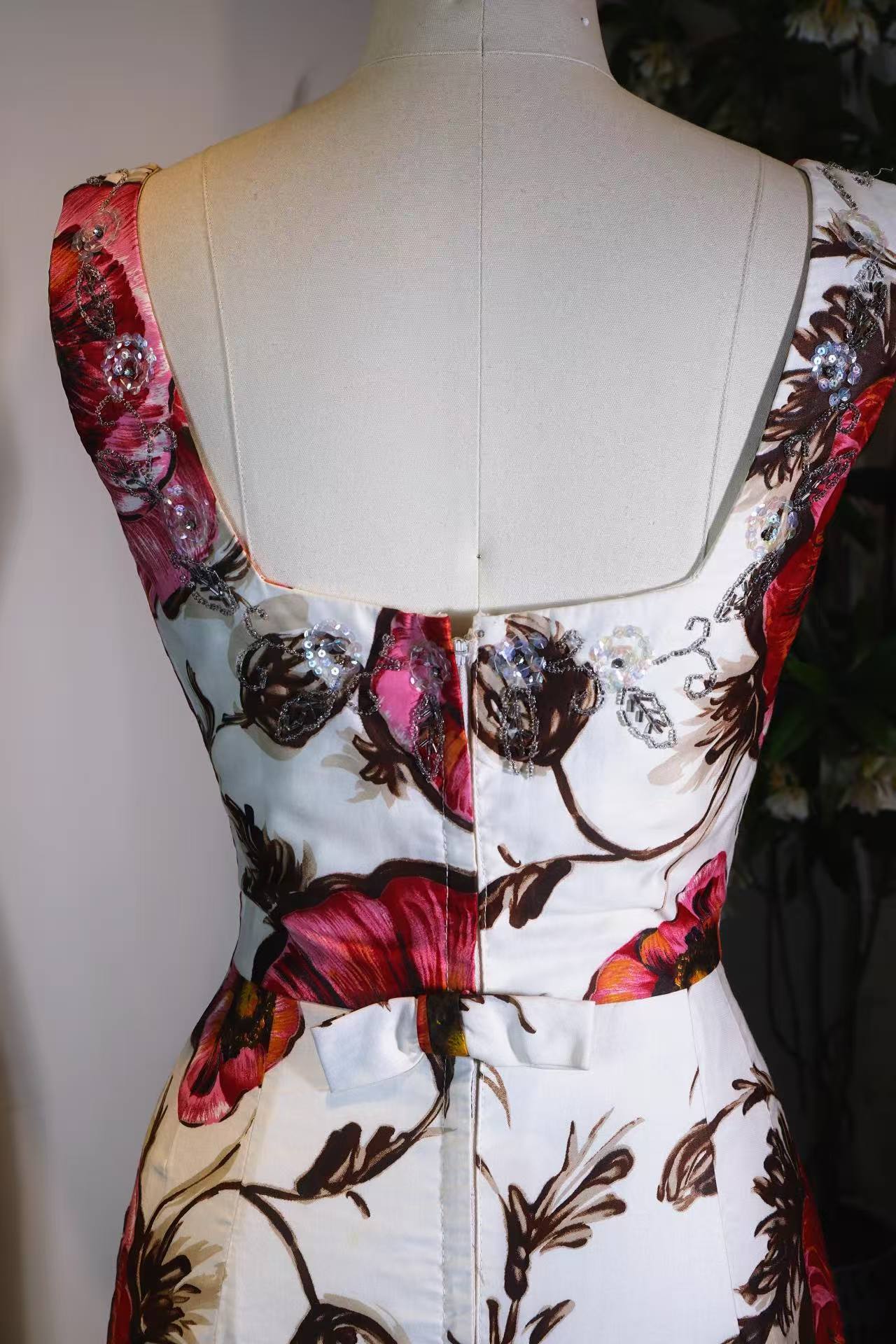 Vintage钉珠礼服 - 白缎朱华：六十年代香港手绘油画法绣钉珠礼服裙 | Vintage Beaded Dress - Crimson Blooms on White Satin: A 1960s Hong Kong Hand-Painted and Beaded Evening Gown