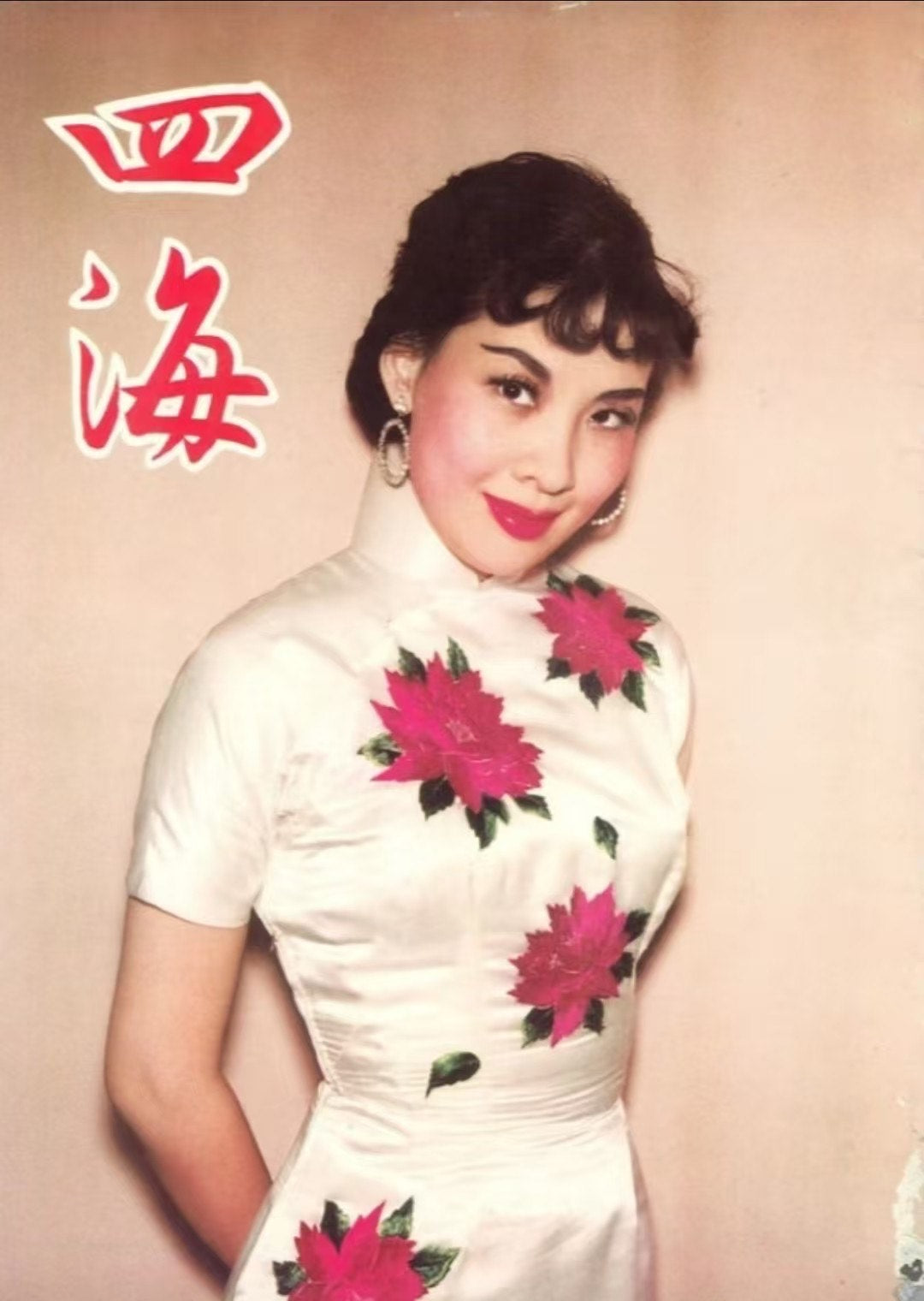 60年代 -《朱砂年华 · 摩登剪影》—— 1960年代东方美韵，白底热烈朱红印花港式古董旗袍 | 1960s - "Cinnabar Bloom · Modern Silhouette" — A 1960s Oriental Charm, White-Base Hot Red Print Hong Kong Vintage Cheongsam