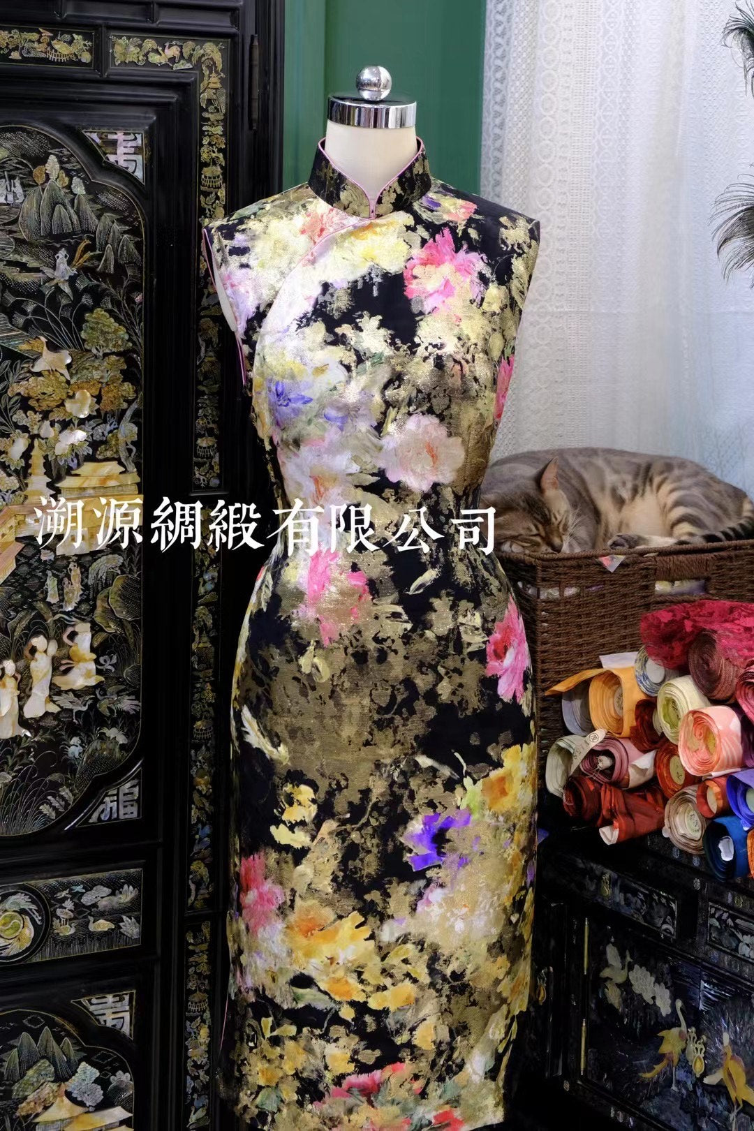 客定结缘 - 暗夜鎏金 · 卡拉瓦乔：Ruffo Coli织金真丝旗袍 | Customized Design - Gilded Midnight · Caravaggio: Ruffo Coli Woven Gold Silk Qipao