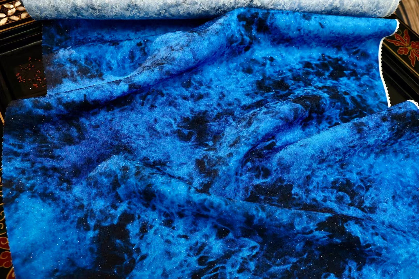 布料名 - 星海幻境：深邃钴蓝莹亮星尘纹理重磅真丝绸缎 | Fabric Name - Nebula of the Abyss: Deep Cobalt & Shimmering Stardust Luster Silk Satin
