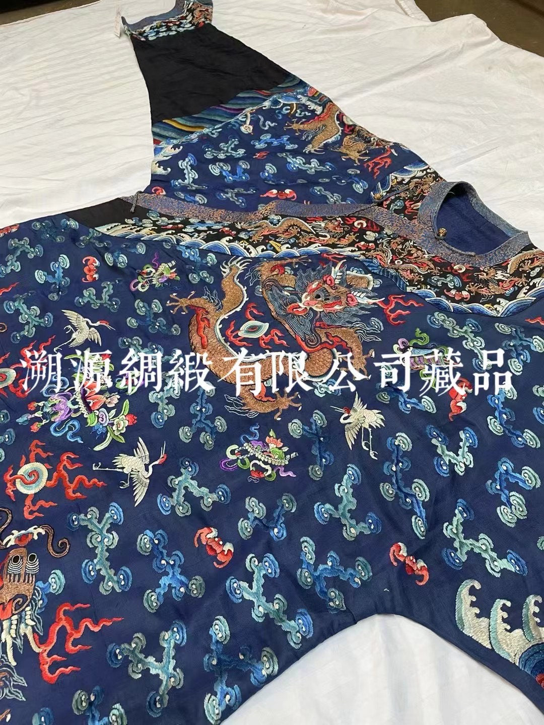 清代 -《海宇清宁·九龙朝天》：清代原品御制盘金绣吉服袍——集锦绣与皇权于一身的传世华章 | Qing Dynasty - "Peace Over the Seas and Lands · Nine Dragons Facing Heaven": Original Qing Dynasty Imperial Gold Couching Jifu Robe — A Generational Masterpiece Combining Embroidery and Imperial Authority