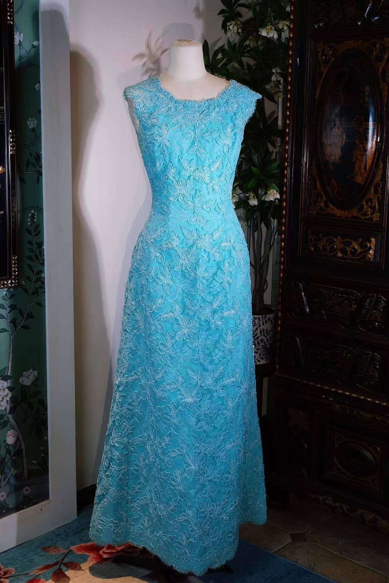 Vintage钉珠礼服 - 海上花列传：六十年代香港织金钉珠古董裙 | Vintage Beaded Dress - Flowers of the Haunted Sea: 1960s Hong Kong Vintage Gowns with Gold Brocade and Hand-Beading