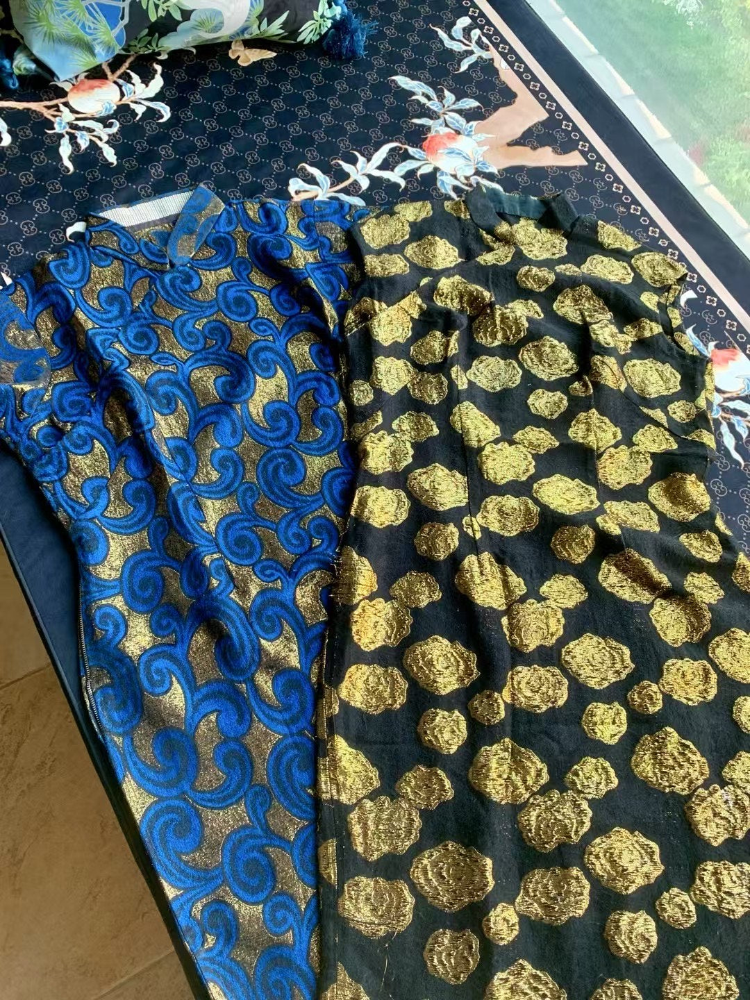 50年代 - 名媛衣櫥・華麗三重奏：素雅閃爍立體紋・織金玫瑰魅影・藍金卷草織錦古董旗袍套組 / 1950s - The Socialite's Wardrobe - A Grand Triple-Set: Subtle Shimmering Texture, Gold-Woven Rose Spectre, and Blue-Gold Scroll Brocade Antique Qipao Collection