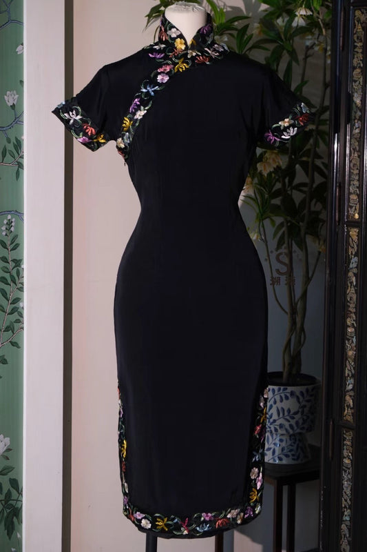 50年代 - 墨色莊重・彩色蘇繡・絲絨寬绲・立體三角腰精品老旗袍 / 1950s - Solemn Ink - Vibrant Suzhou Embroidery - Wide Velvet Trim - Structured Triangle Waist Antique Qipao