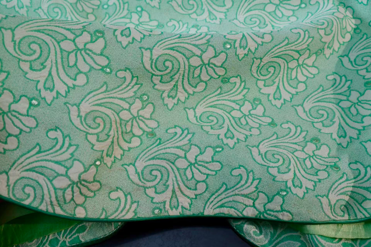 40年代 - 翠漪凝香：一件四十年代真丝提花旗袍的流光絮语 | 1940s - Emerald Ripples and Lingering Fragrance: Whispers of a 1940s Silk Jacquard Qipao