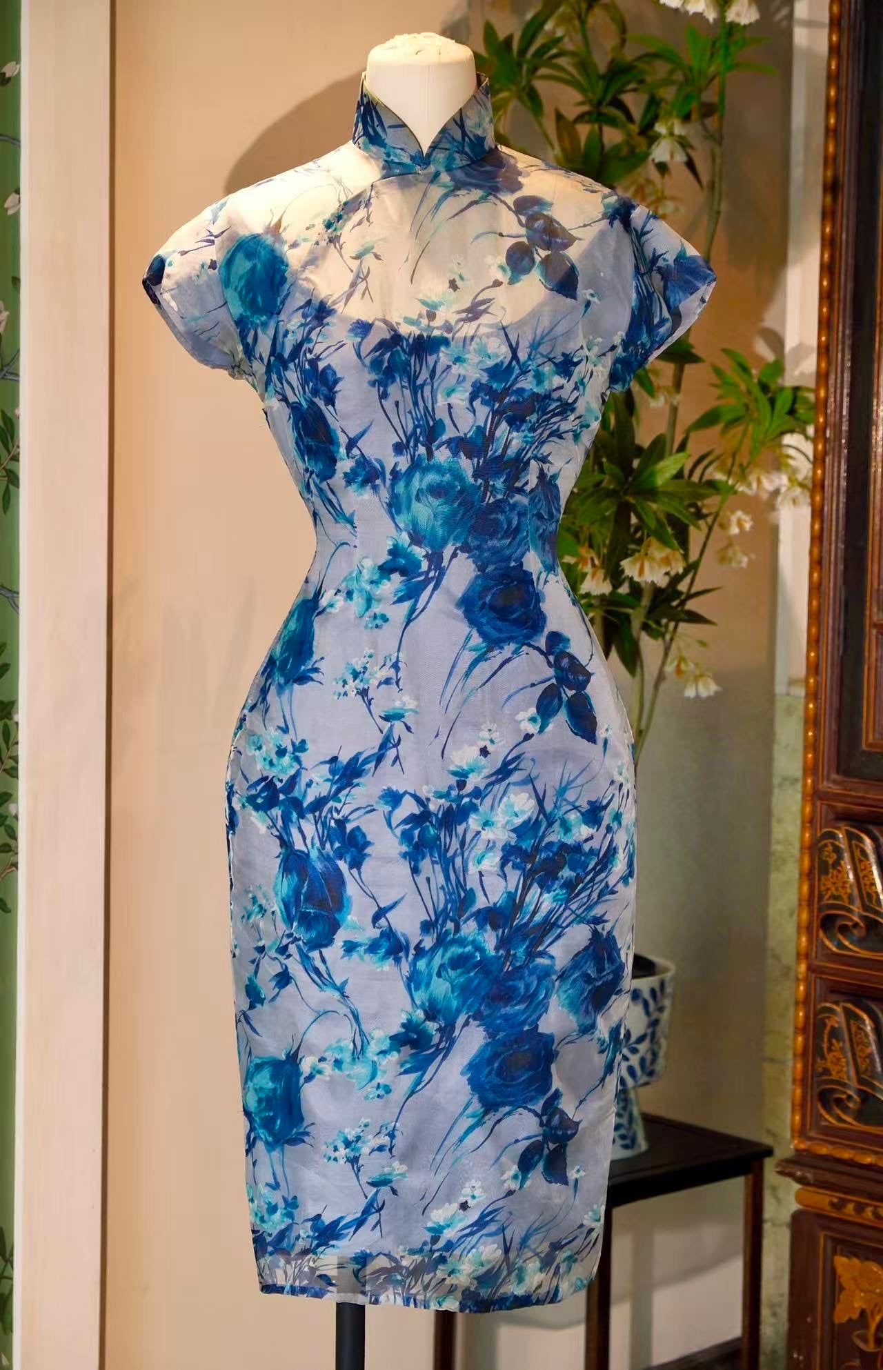 50 年代 -  蓝墨写意·五十年代天水碧薄纱挖袖蓝玫瑰旗袍 | 1950s - Blue Ink Poetics: 1950s Sky-Water Blue Organza Cheongsam with Cutout Sleeves and Blue Roses