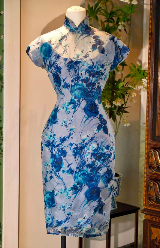 50 年代 -  蓝墨写意·五十年代天水碧薄纱挖袖蓝玫瑰旗袍 | 1950s - Blue Ink Poetics: 1950s Sky-Water Blue Organza Cheongsam with Cutout Sleeves and Blue Roses