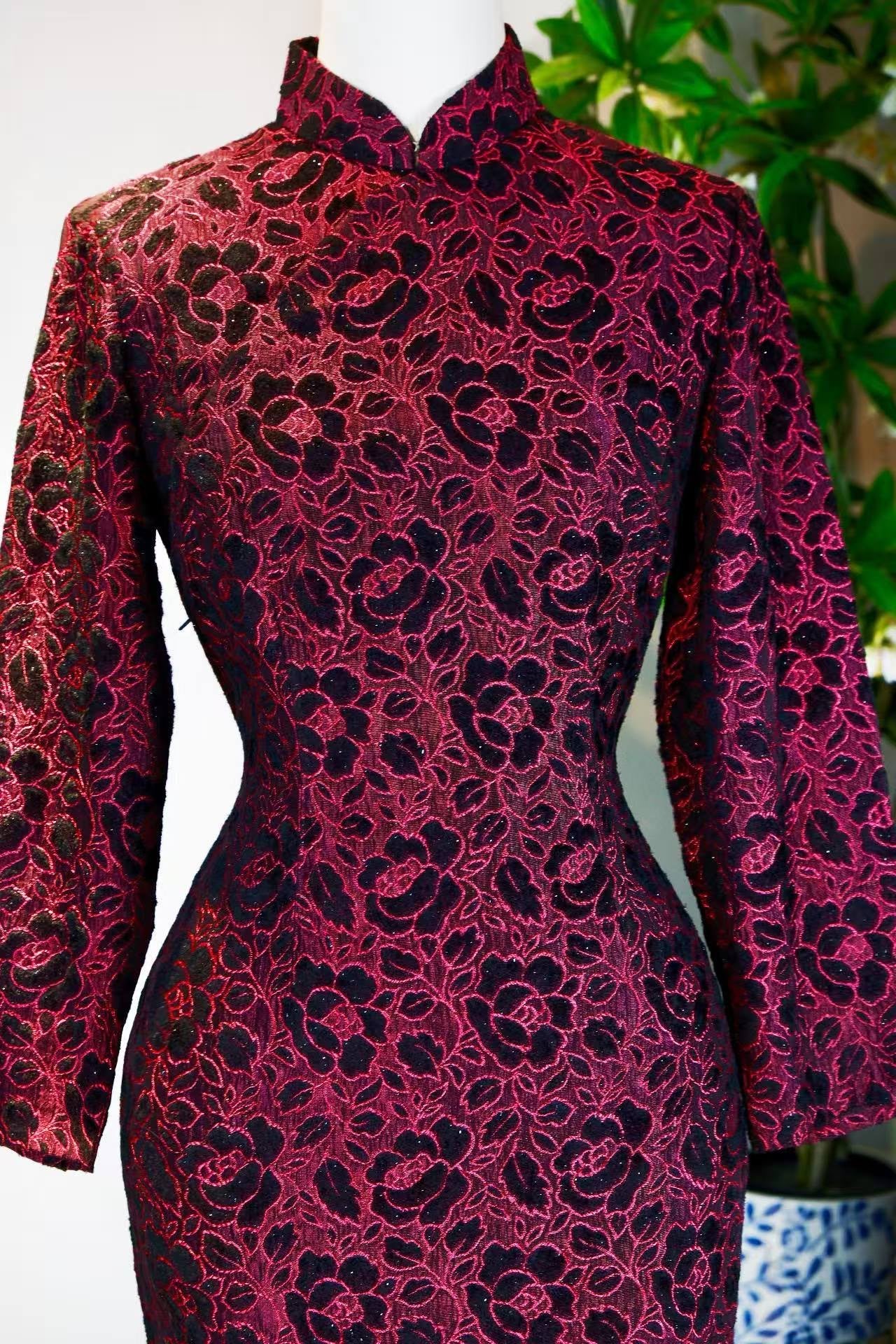 60年代 - 香港产玫瑰提花织金古董旗袍 | 1960s - A Vintage Hong Kong Cheongsam with Rose Jacquard and Gold Brocade