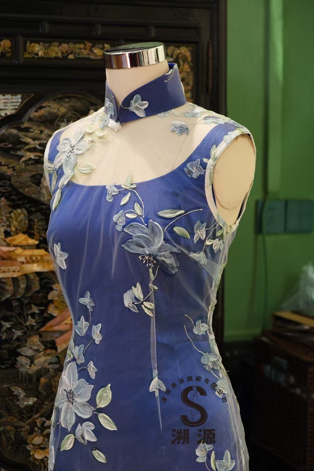 客定结缘 - Ruffo Coli至臻系列：深海幽蓝·手工油画立体花卉双层港式旗袍 | Customized Design - Ruffo Coli Couture Collection: Deep Sea Azure — Hand-Painted 3D Floral Oil-Effect Double-Layer Hong Kong Style Qipao