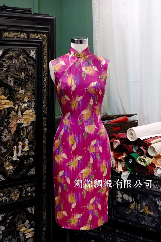 60年代 - 霓虹流光·热烈叶语：摩登撞色无袖缎面艺术旗袍 | 1960s - The Fuchsia Chroma Qipao: Modern Art-Print Sleeveless Satin Cheongsam