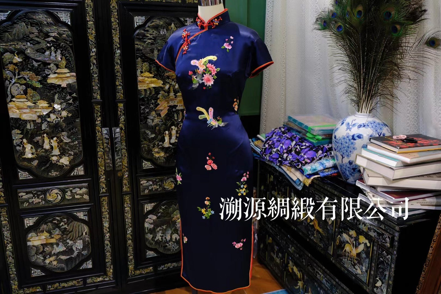 50年代 - 港式藏蓝真丝 手工苏绣凤穿牡丹 橘红双滚边 填芯硬花盘扣 古董旗袍：【凤舞蝶衣】| 1950s - Hong Kong Style Dark Blue Silk, Hand-Embroidered Su Embroidery Phoenix & Peony, Orange-Red Double Piping, Inlaid Floral Knot Buttons (Antique): "Phoenix Dance, Butterfly Garment"