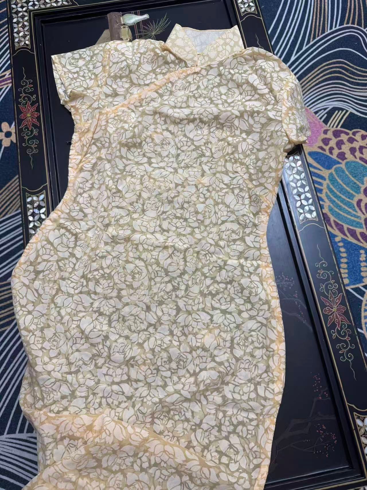 50 年代 - 凝脂映月·工笔写生意境鹅黄薄纱古董旗袍 | 1950s - Frozen Fat Reflecting the Moon: Vintage Goose Yellow Organza Cheongsam with Fine-Brushwork Rose Motif