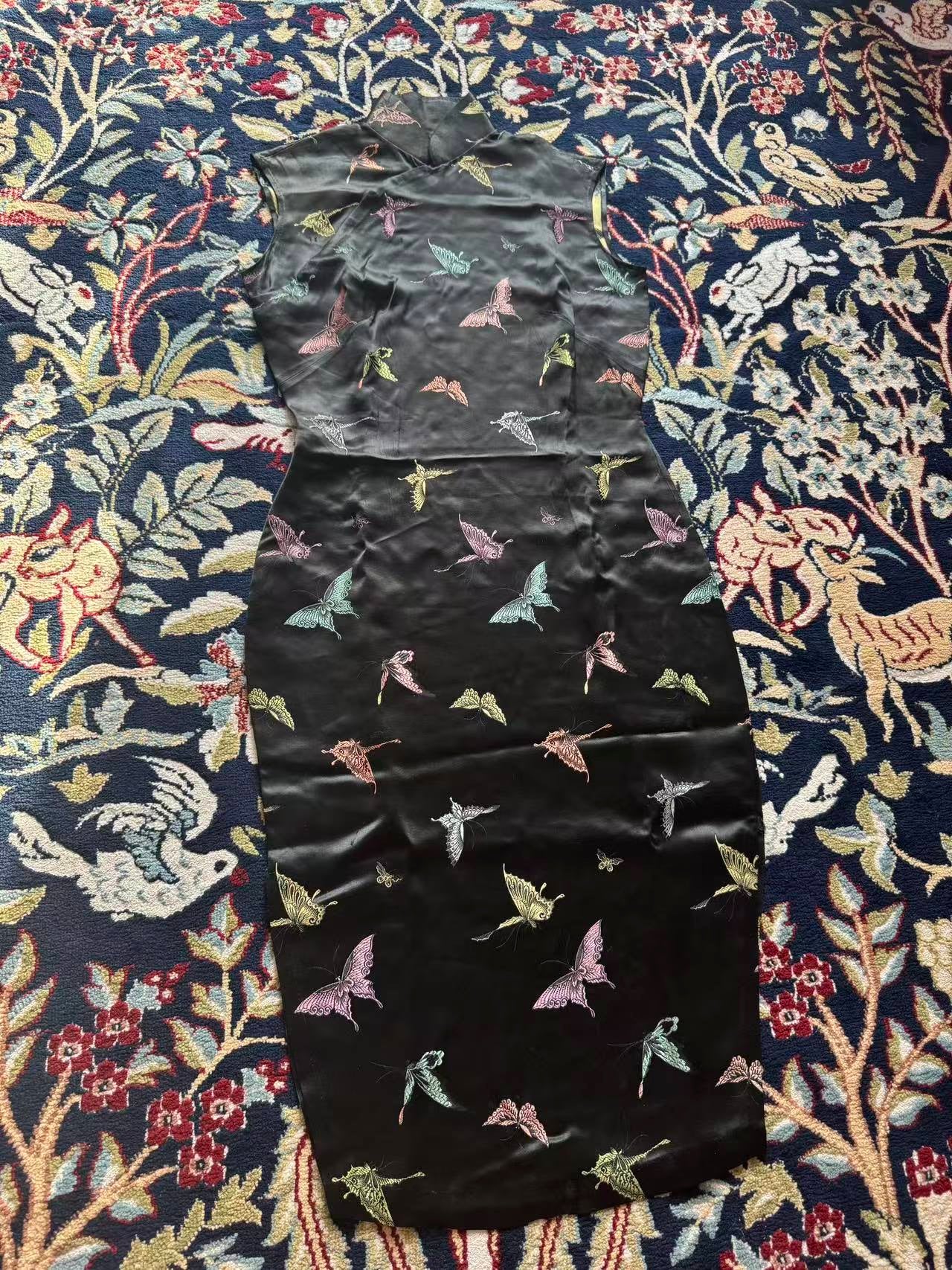 50年代 - 百蝶穿花：五十年代香港织锦缎旗袍的艺术叙事与工艺绝响 | 1950s - A Dance of a Hundred Butterflies: The Artistic Narrative and Vanishing Craft of a 1950s Hong Kong Brocade Qipao