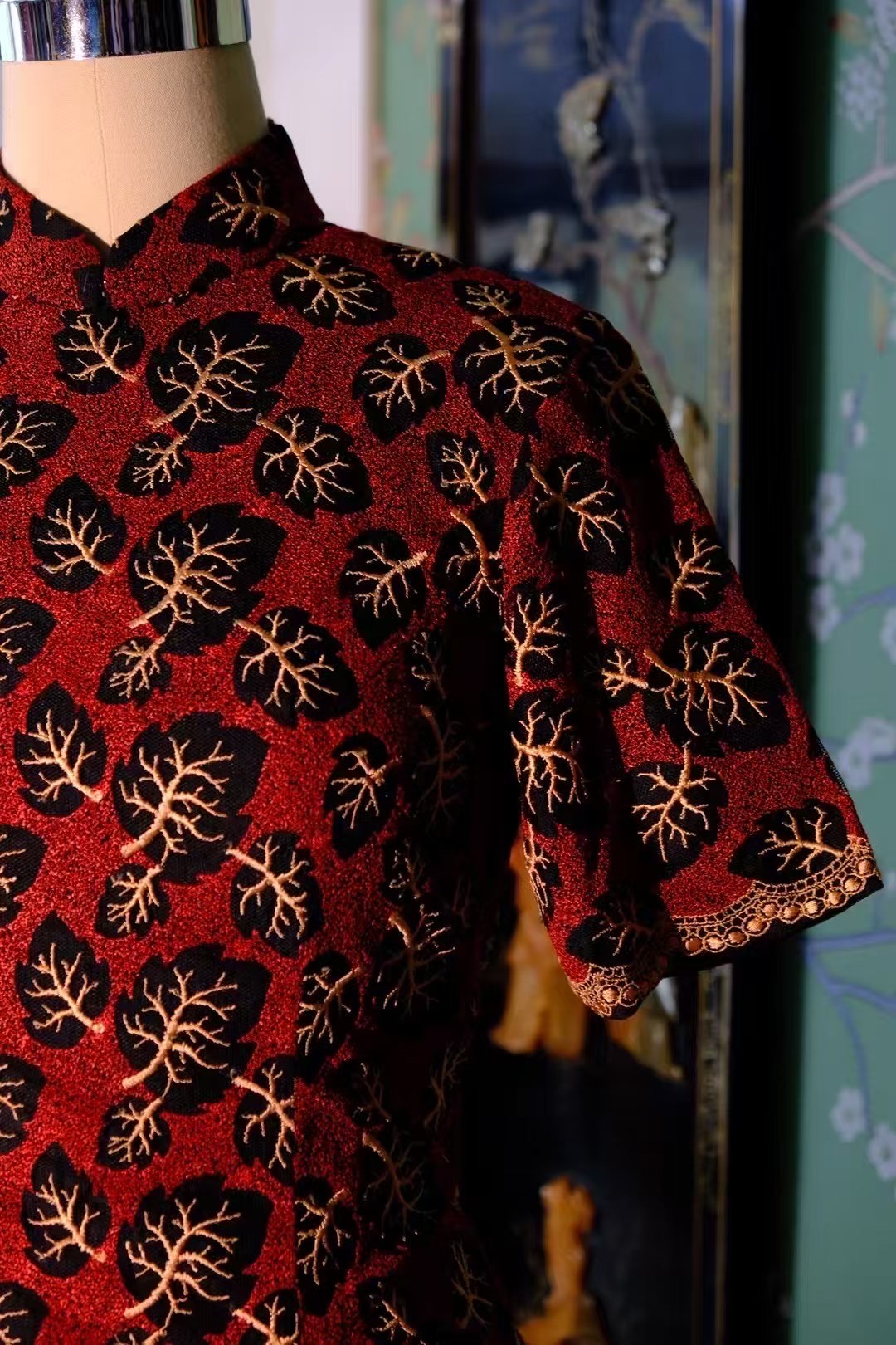 60年代 - 旧日风华：Vintage 潘迪华女士《阿飞正传》戏服同款红底枯叶纹古董旗袍 / 1960s - Echoes of Cinema: Vintage 'Days of Being Wild' Pan Di Hua Costume-Identical Red Maple Leaf Antique Cheongsam